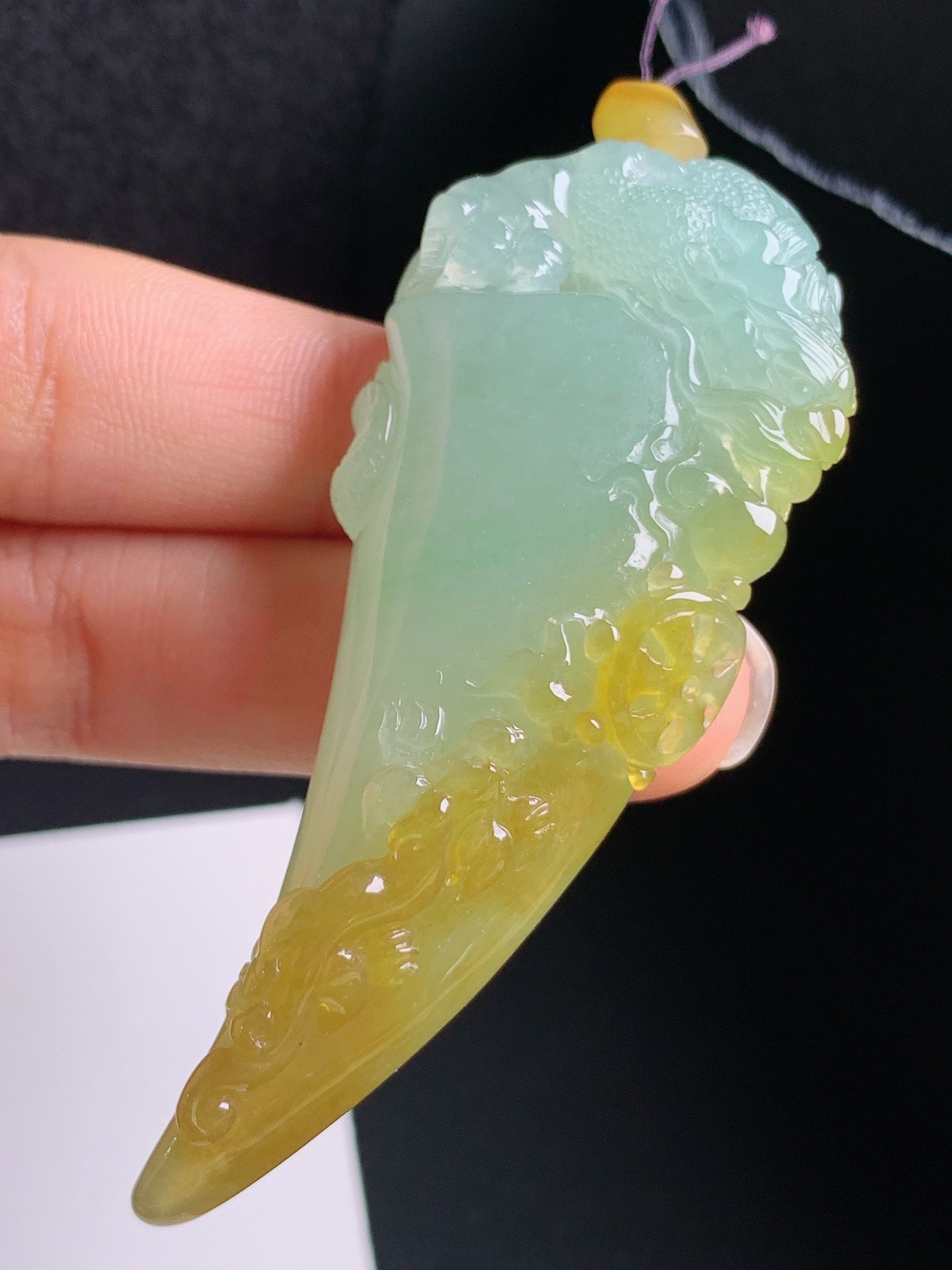 黄翡龙牙瑞兽吊坠，俏色好看，双色分明雕工立体，招财寓意佳 080629