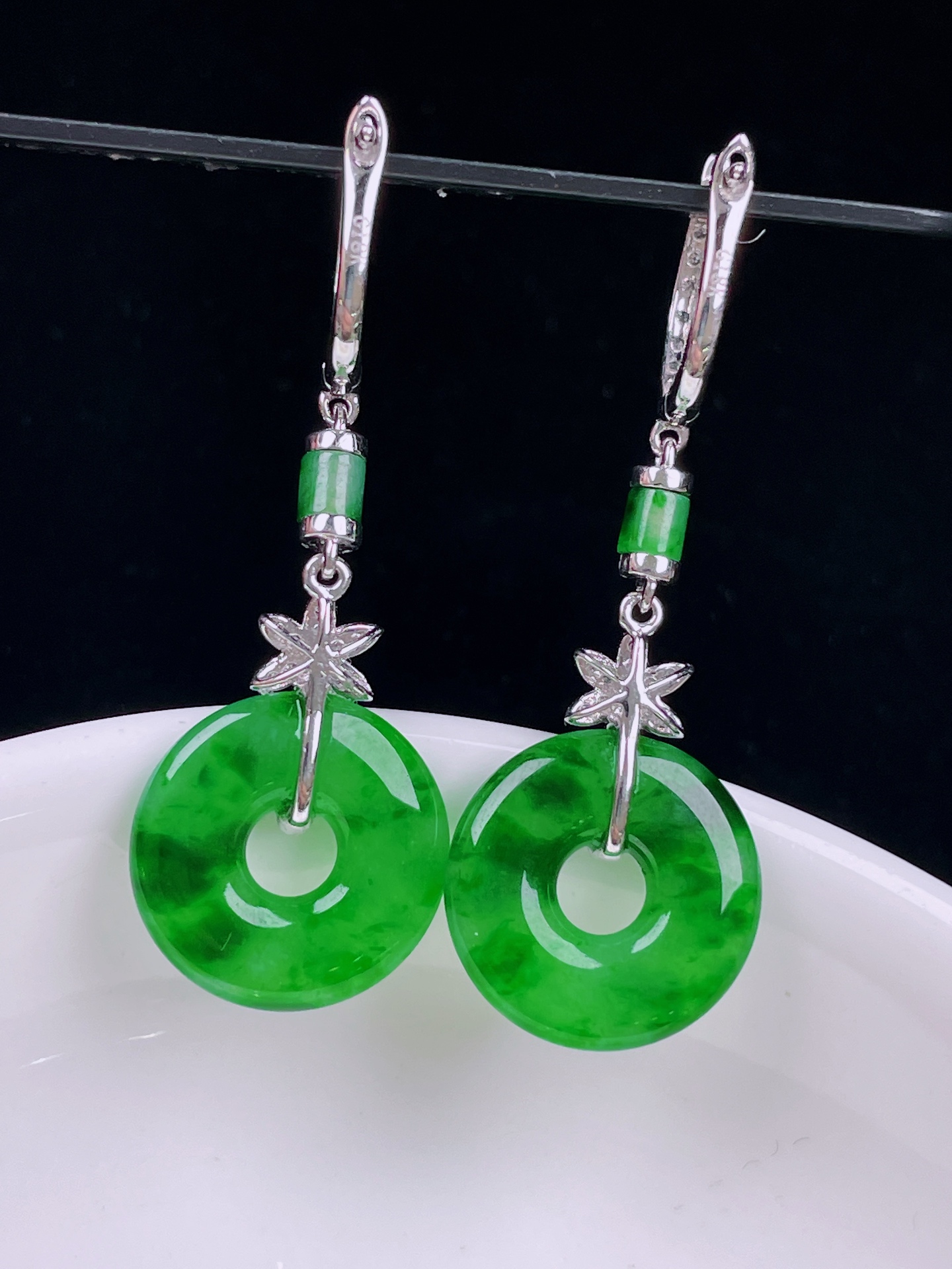 ️辣绿耳坠，老种起光，细底通透，尺寸：30.3裸石13/3.4mm0701