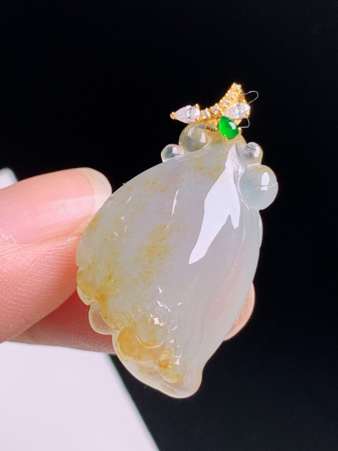 冰黄翡玉兰花吊坠，黄韵柔和雕工细腻，花开富贵温婉雅致