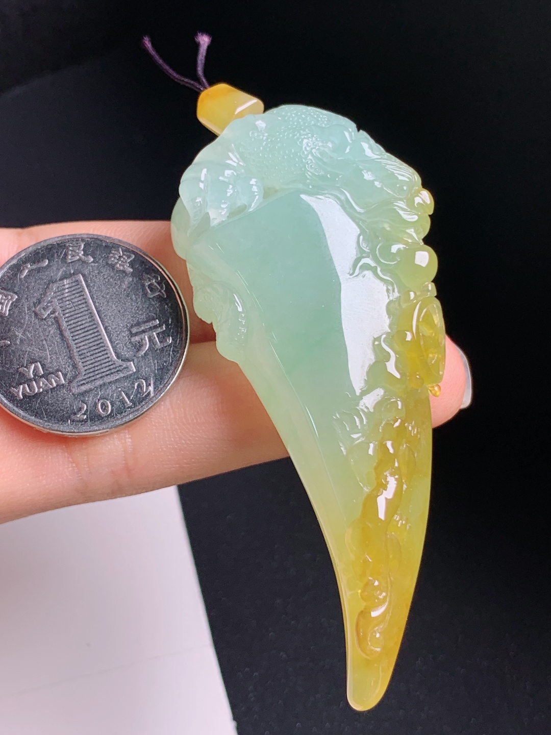 黄翡龙牙瑞兽吊坠，俏色好看，双色分明雕工立体，招财寓意佳 080629