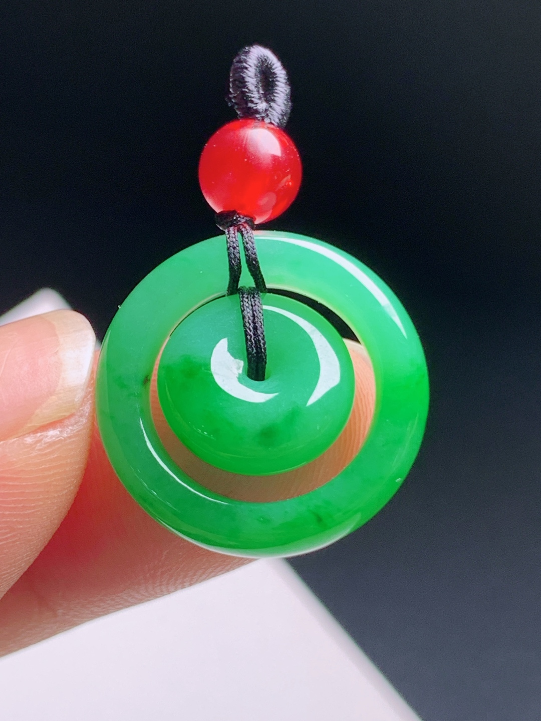 正阳绿平安扣，浓阳翠绿通透油润，环环相扣寓意平安