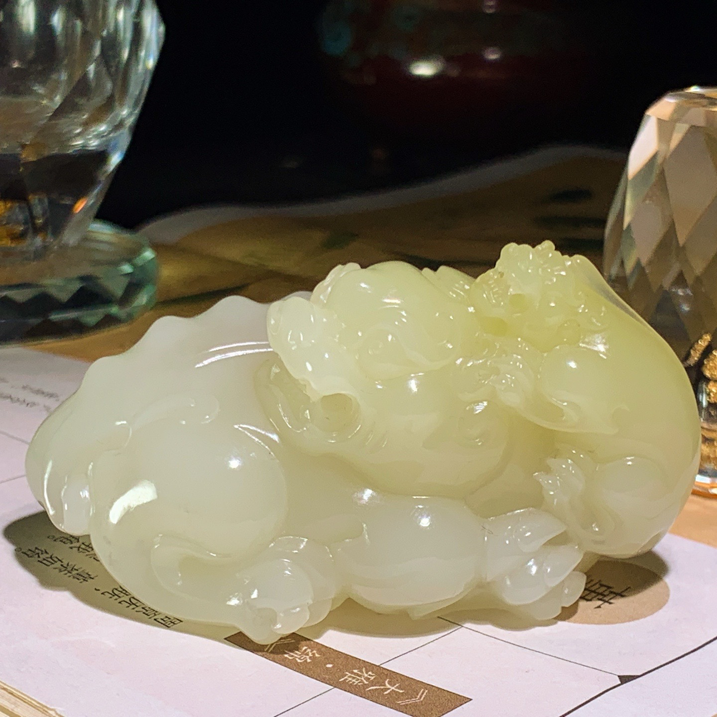 新疆和田玉黄口料携子上朝貔貅把件 尺寸74/46/43重155.6克。玉质细腻油润。手推出油。佩戴高