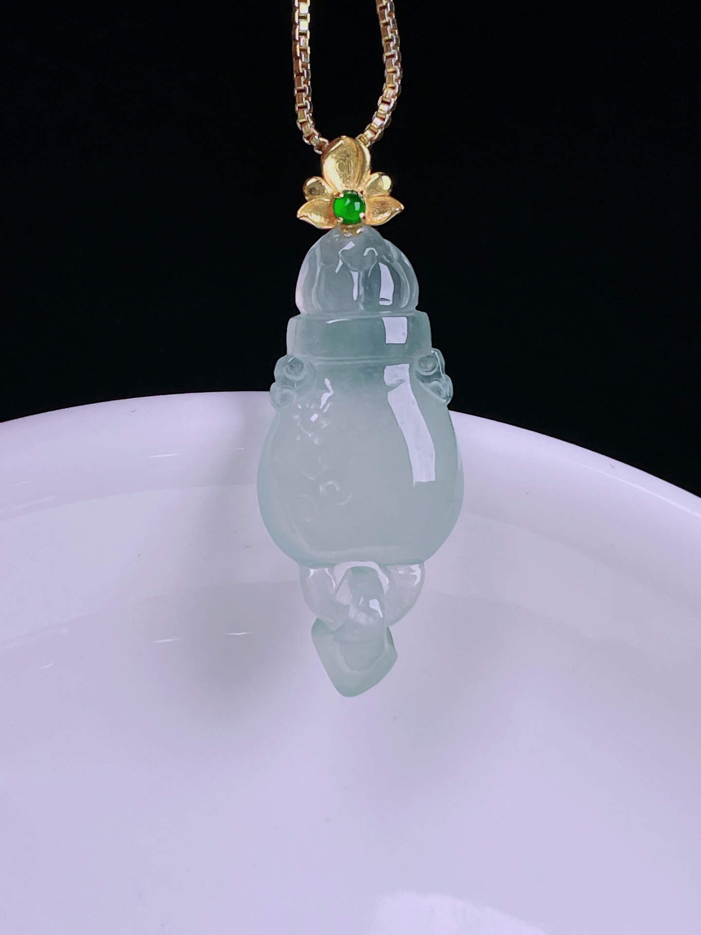 ️白冰玉瓶，老种起光，细底通透，尺寸：32.4裸石28/12/4.9mm0701