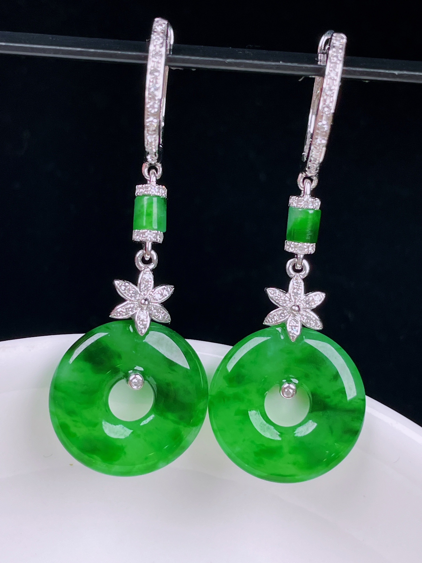 ️辣绿耳坠，老种起光，细底通透，尺寸：30.3裸石13/3.4mm0701