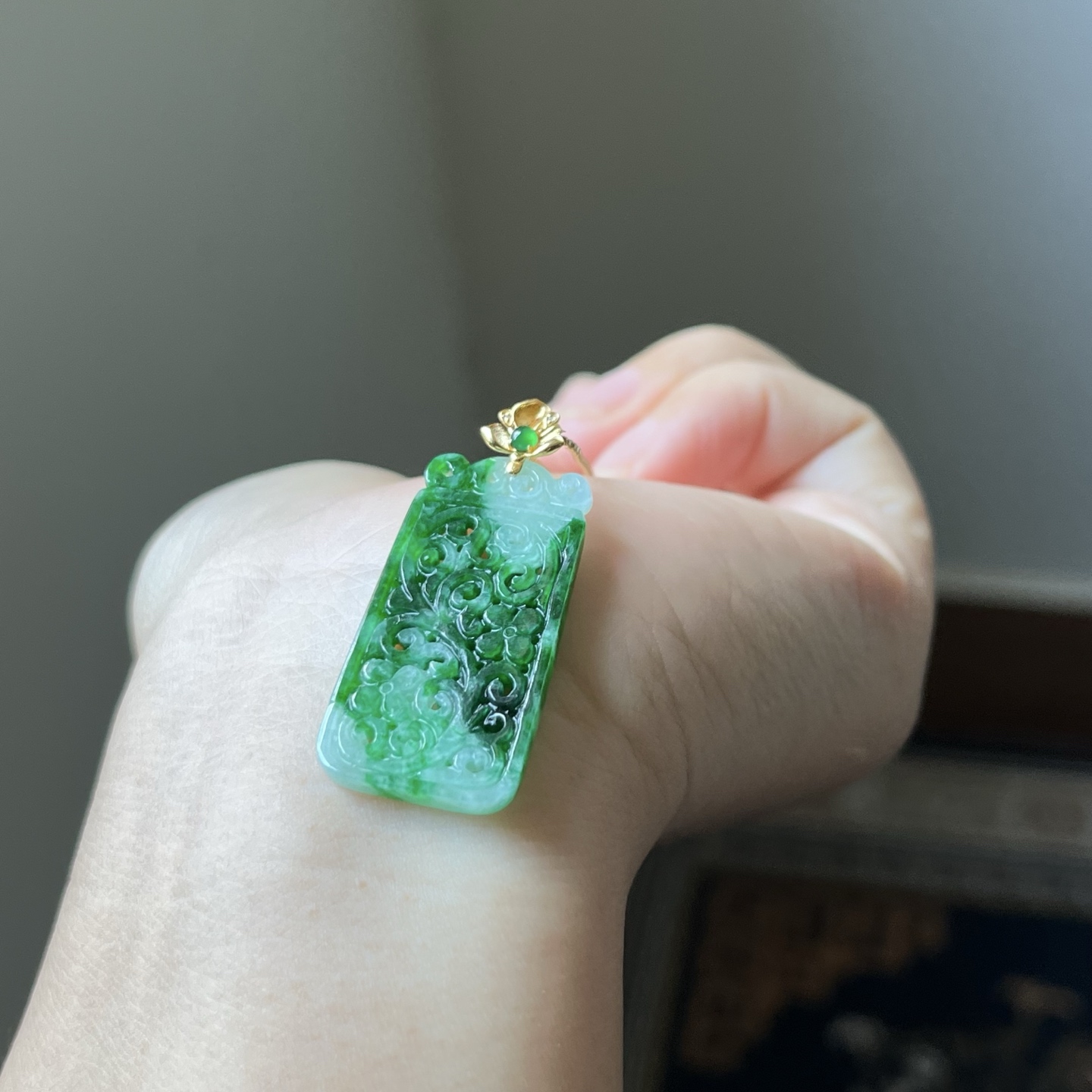 1号，18K金扣镶冰种辣绿仿古雕花无事牌吊坠，种水好，颜色辣绿，无裂，尺寸不含扣34.1×17.6×2.5，送链