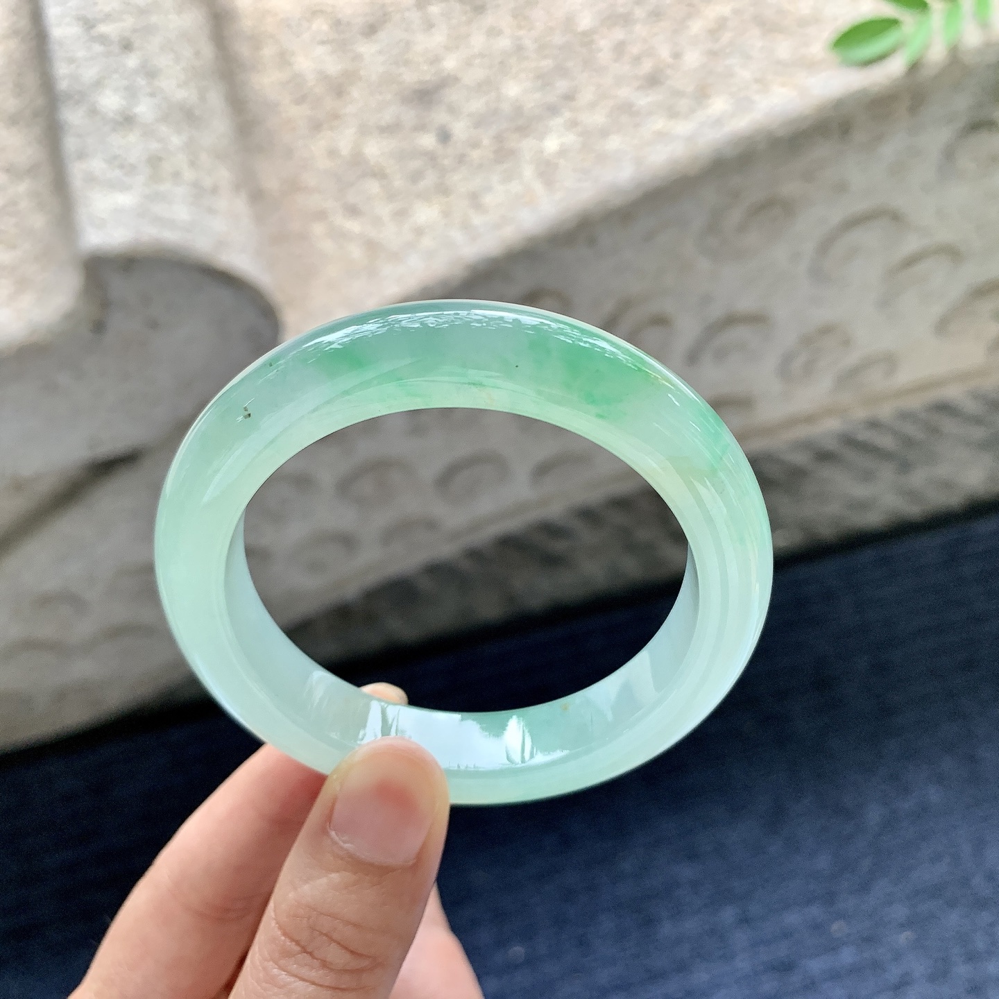 正圈53 54，圈口54.7/11.5/9，编码A7070238，描述冰糯飘阳绿，水润，种老，细腻，打灯有纹线