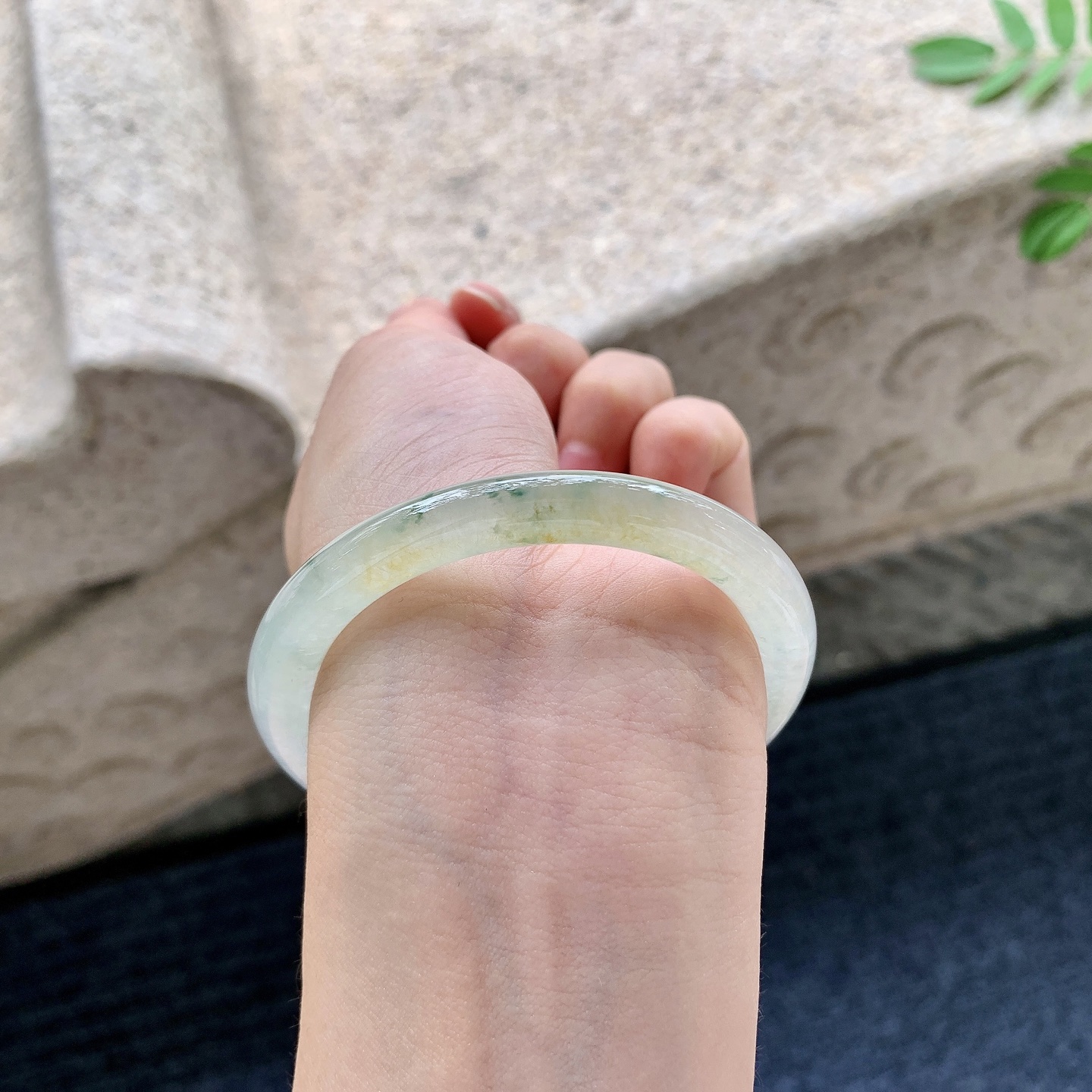 圆条52 53【圈口】53.2/7.5/8【编码】DW070285【描述】冰糯飘黄翡飘花，水润，种老，细腻，打灯有棉线