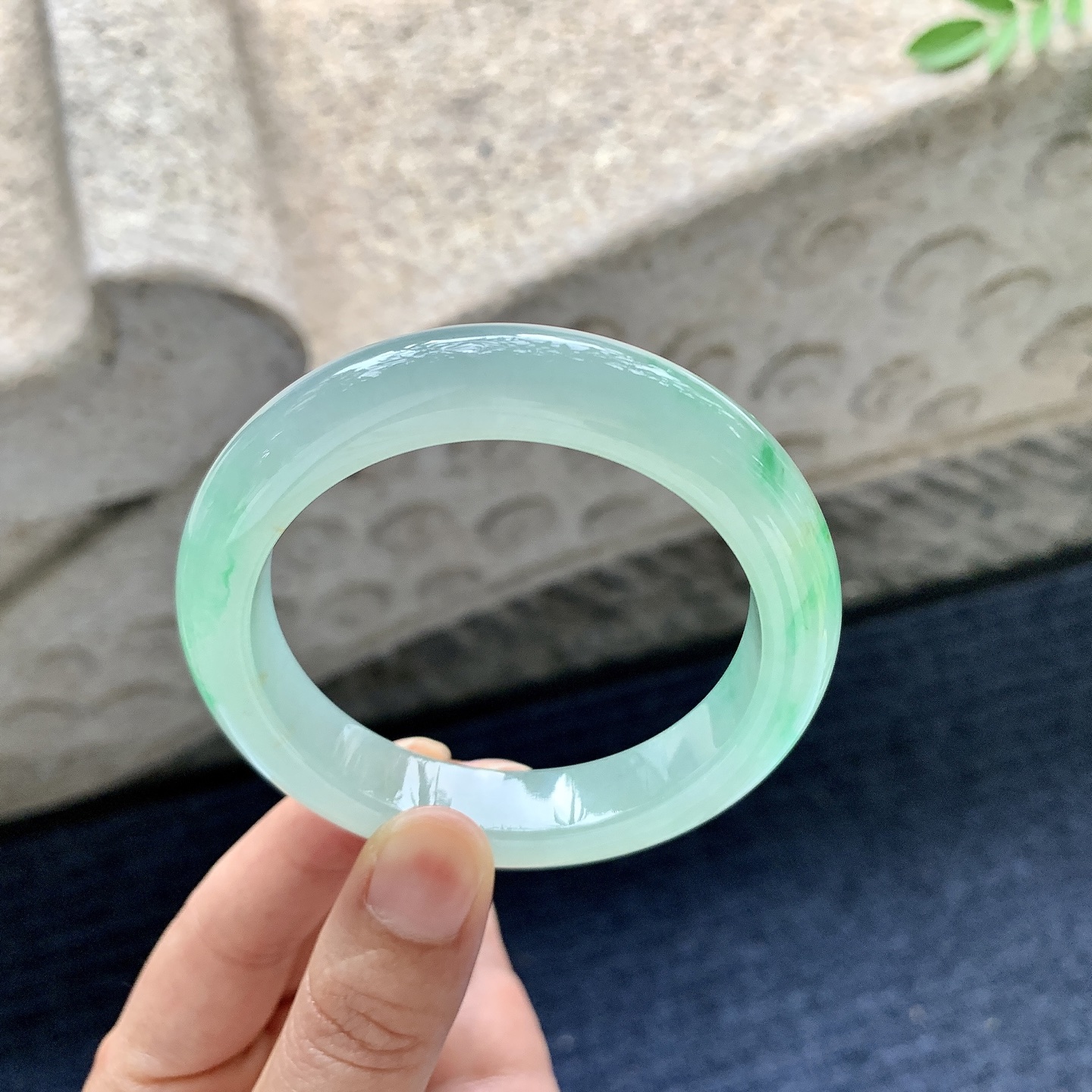 正圈53 54，圈口54.7/11.5/9，编码A7070238，描述冰糯飘阳绿，水润，种老，细腻，打灯有纹线