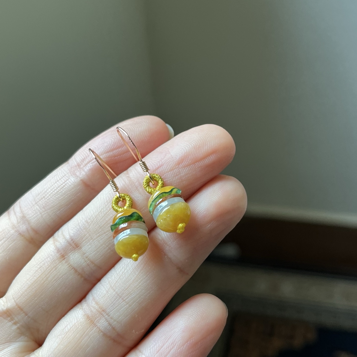 冰黄翡俏色汉堡包耳钩，种水好，颜色丰富，俏色可爱总长30.5，汉堡包尺寸10.6×8.2，送银耳钩