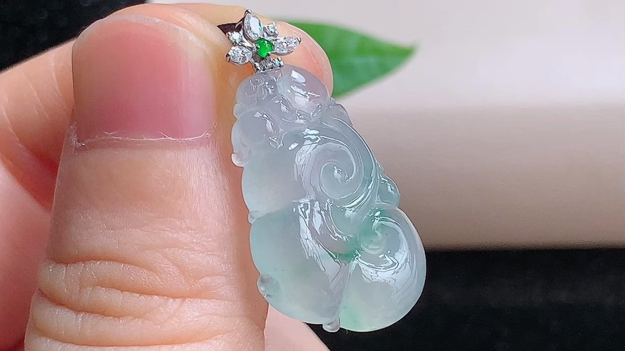 ️ 18K金伴钻如意，无裂，尺寸28.5/23.4-15.0-4.8mm，包A附证书
