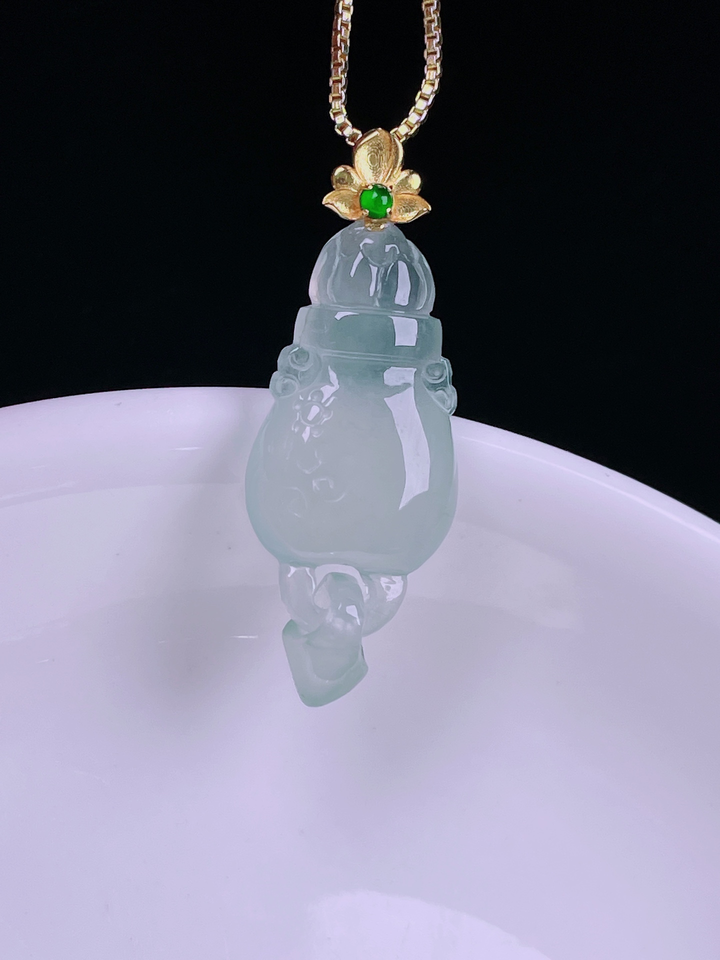 ️白冰玉瓶，老种起光，细底通透，尺寸：32.4裸石28/12/4.9mm0701