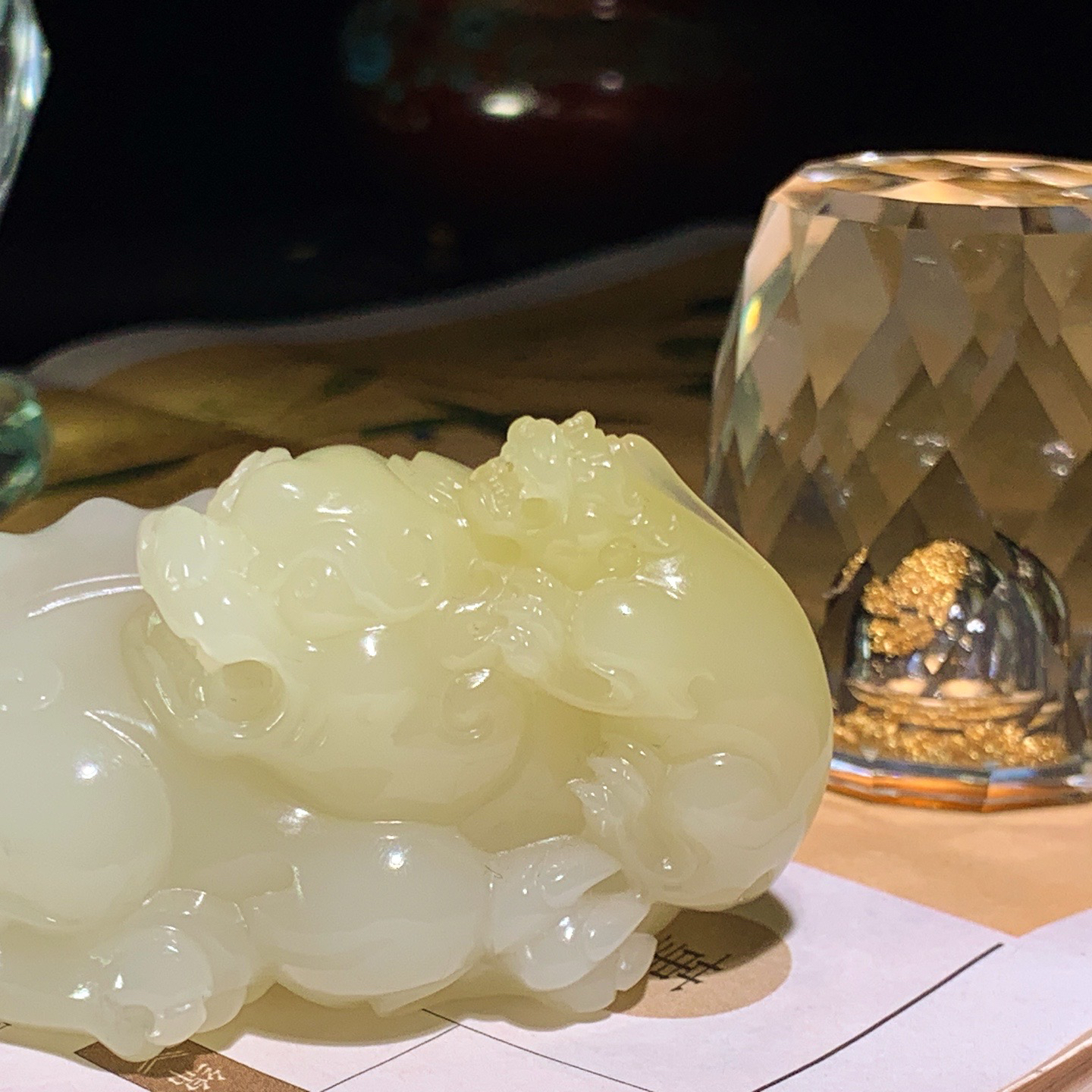 新疆和田玉黄口料携子上朝貔貅把件 尺寸74/46/43重155.6克。玉质细腻油润。手推出油。佩戴高