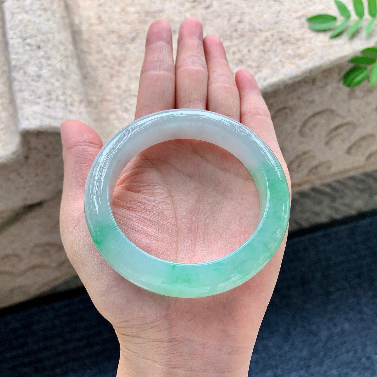 55圈口飘绿正圈手镯