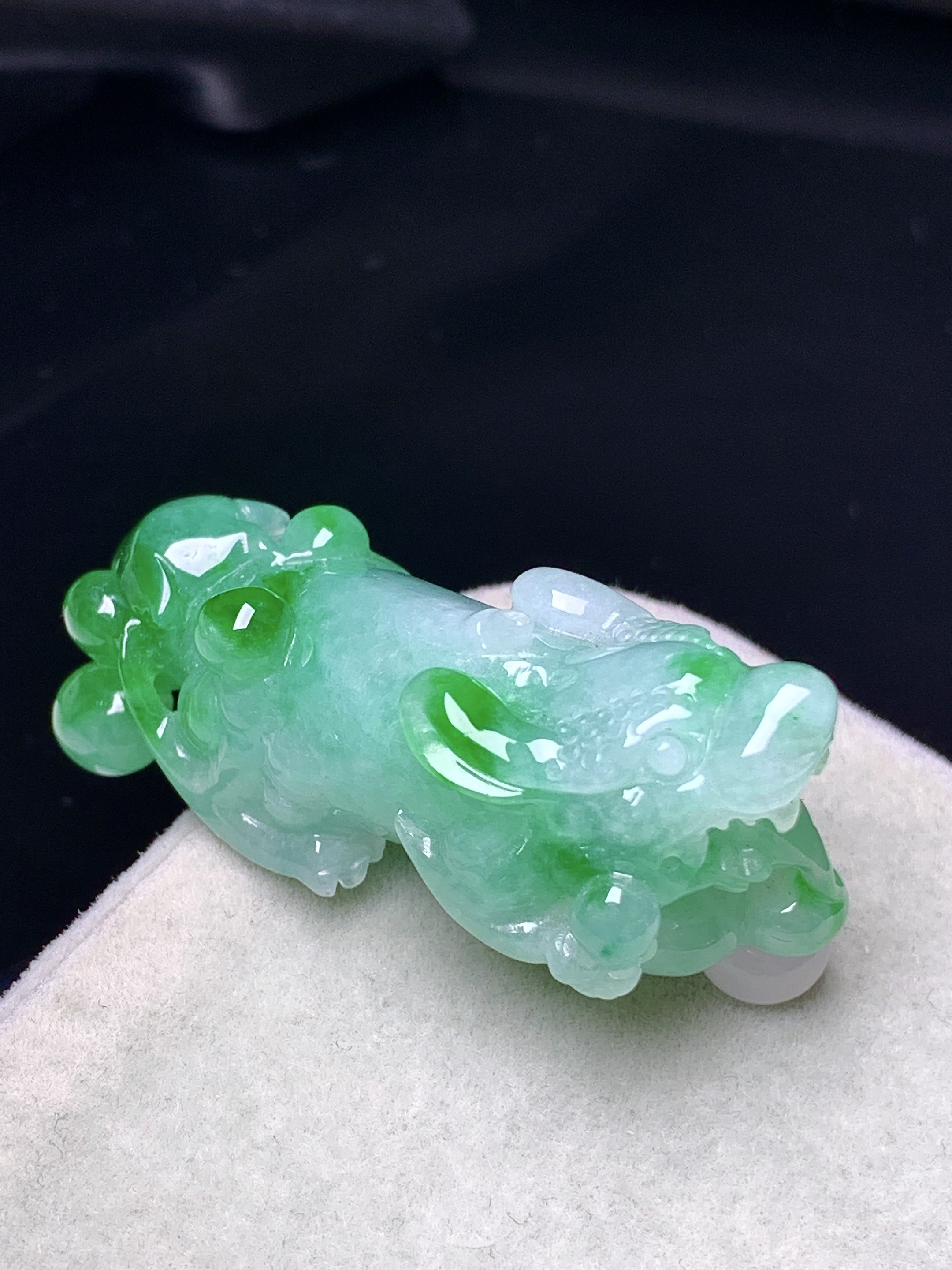 飘绿貔貅吊坠 玉质细腻 色泽艳丽清新 整体尺寸38.8*12.8*15 z1