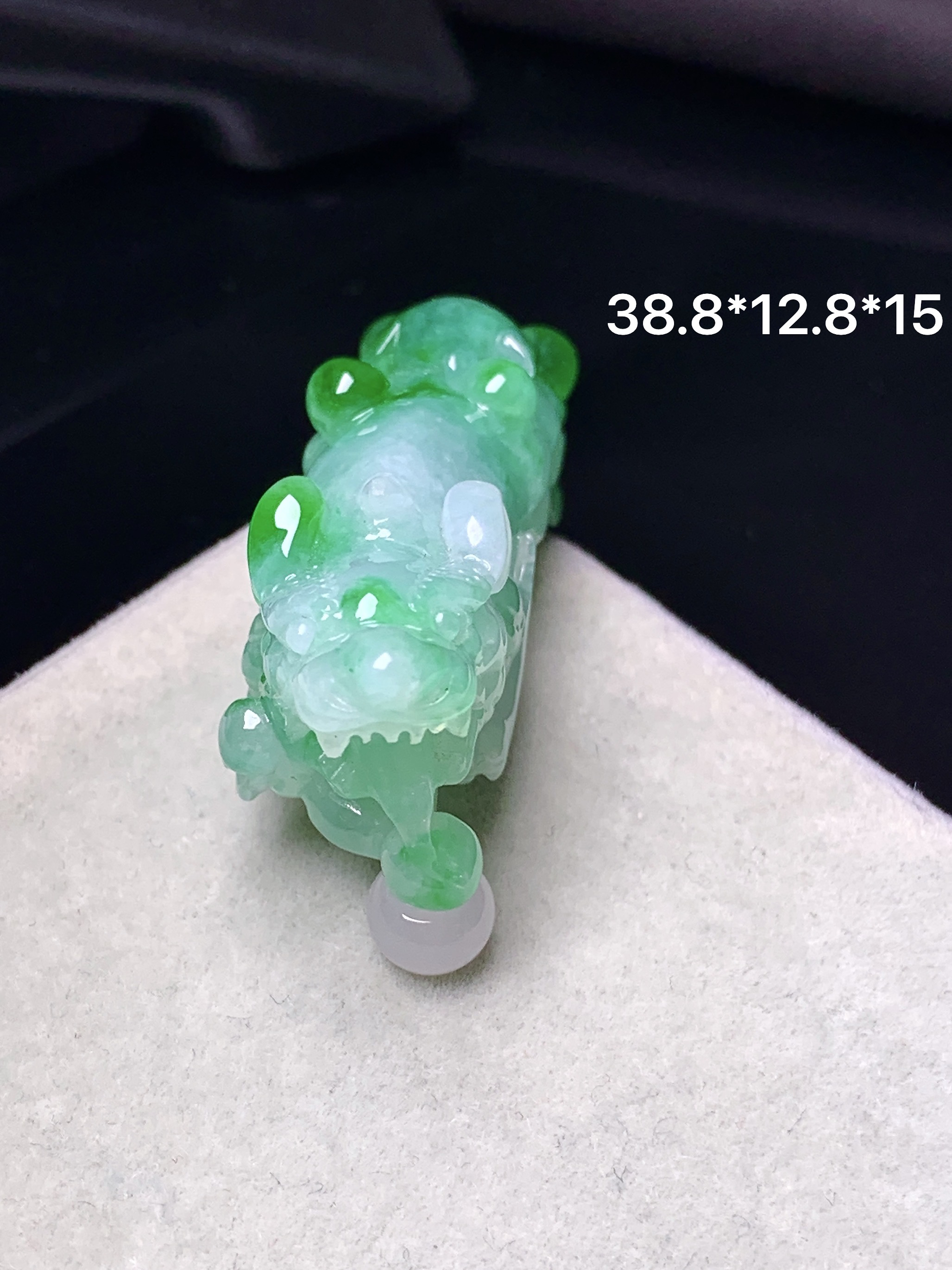 飘绿貔貅吊坠 玉质细腻 色泽艳丽清新 整体尺寸38.8*12.8*15 z1