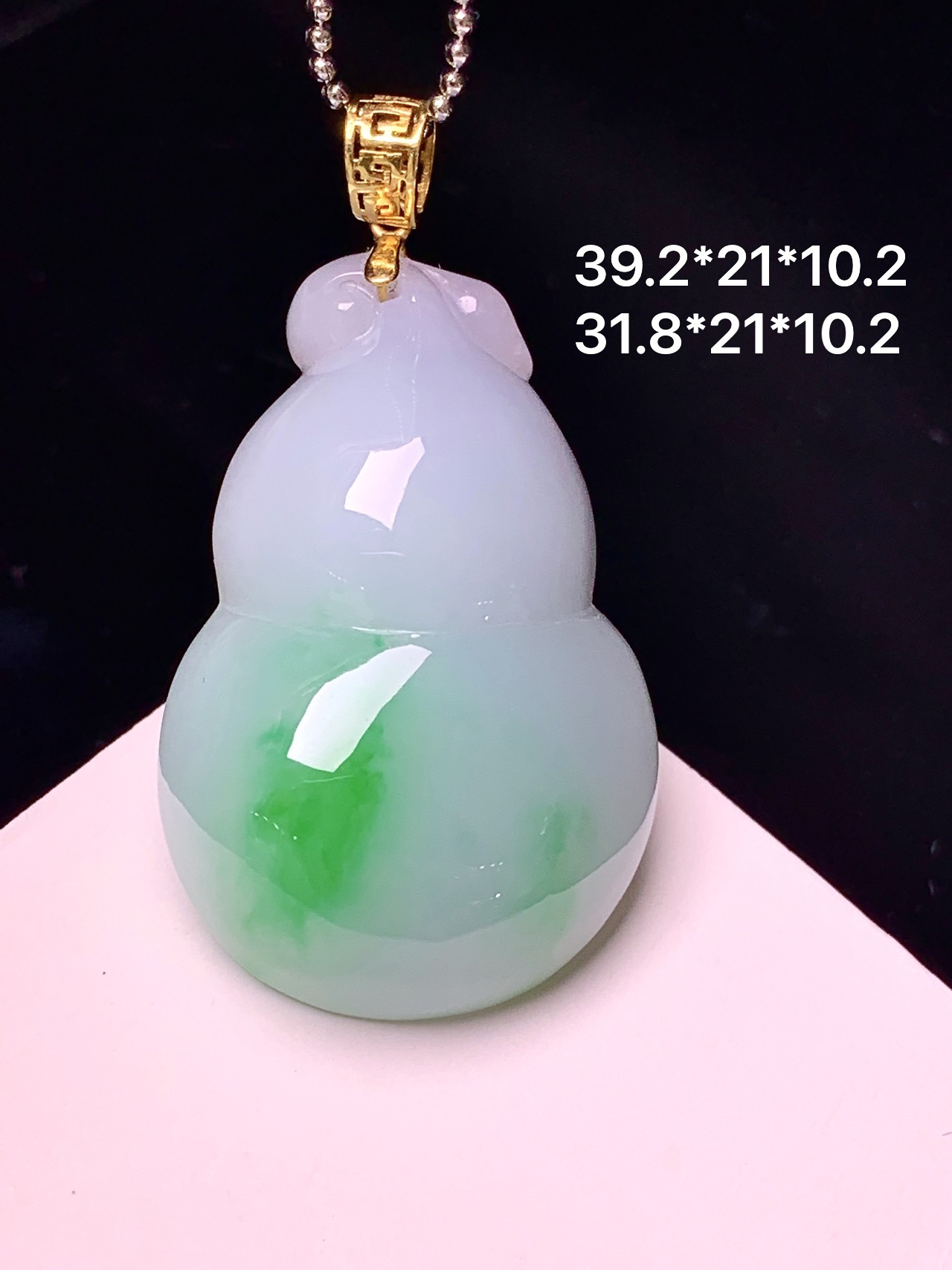 18k金镶嵌飘绿葫芦吊坠 玉质细腻 色泽艳丽清新 整体尺寸39.2*21*10.2 a4