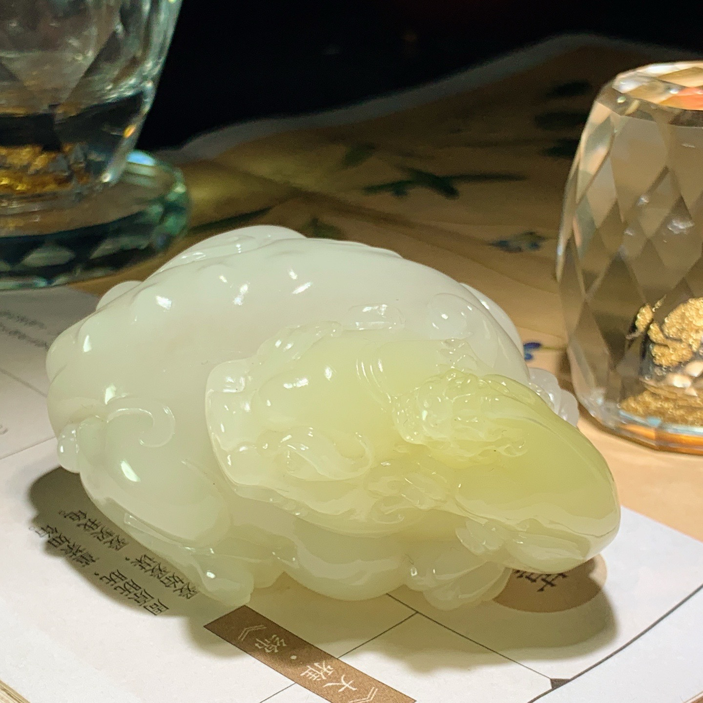 新疆和田玉黄口料携子上朝貔貅把件 尺寸74/46/43重155.6克。玉质细腻油润。手推出油。佩戴高端典雅。lt260630