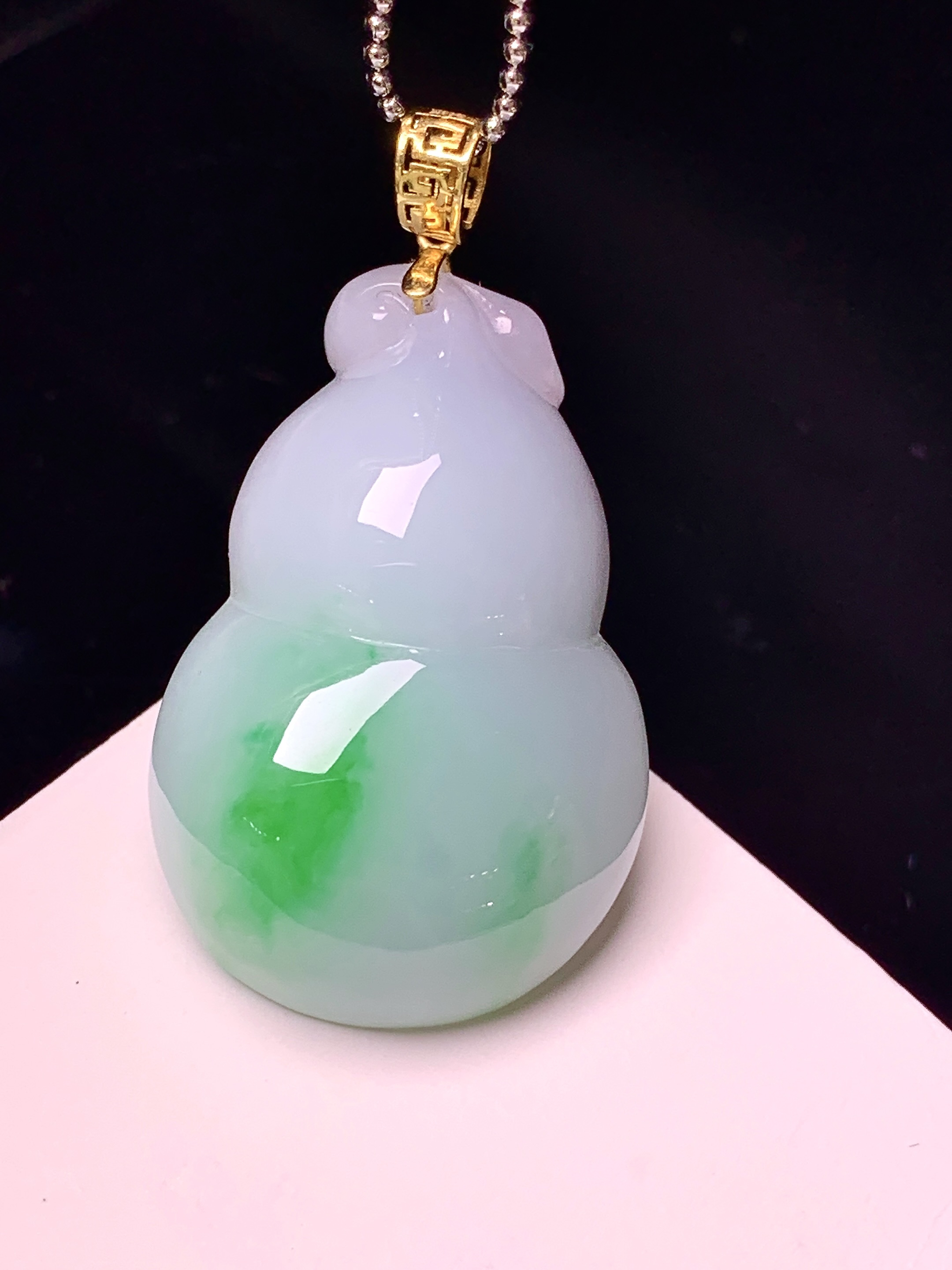 18k金镶嵌飘绿葫芦吊坠 玉质细腻 色泽艳丽清新 整体尺寸39.2*21*10.2 a4