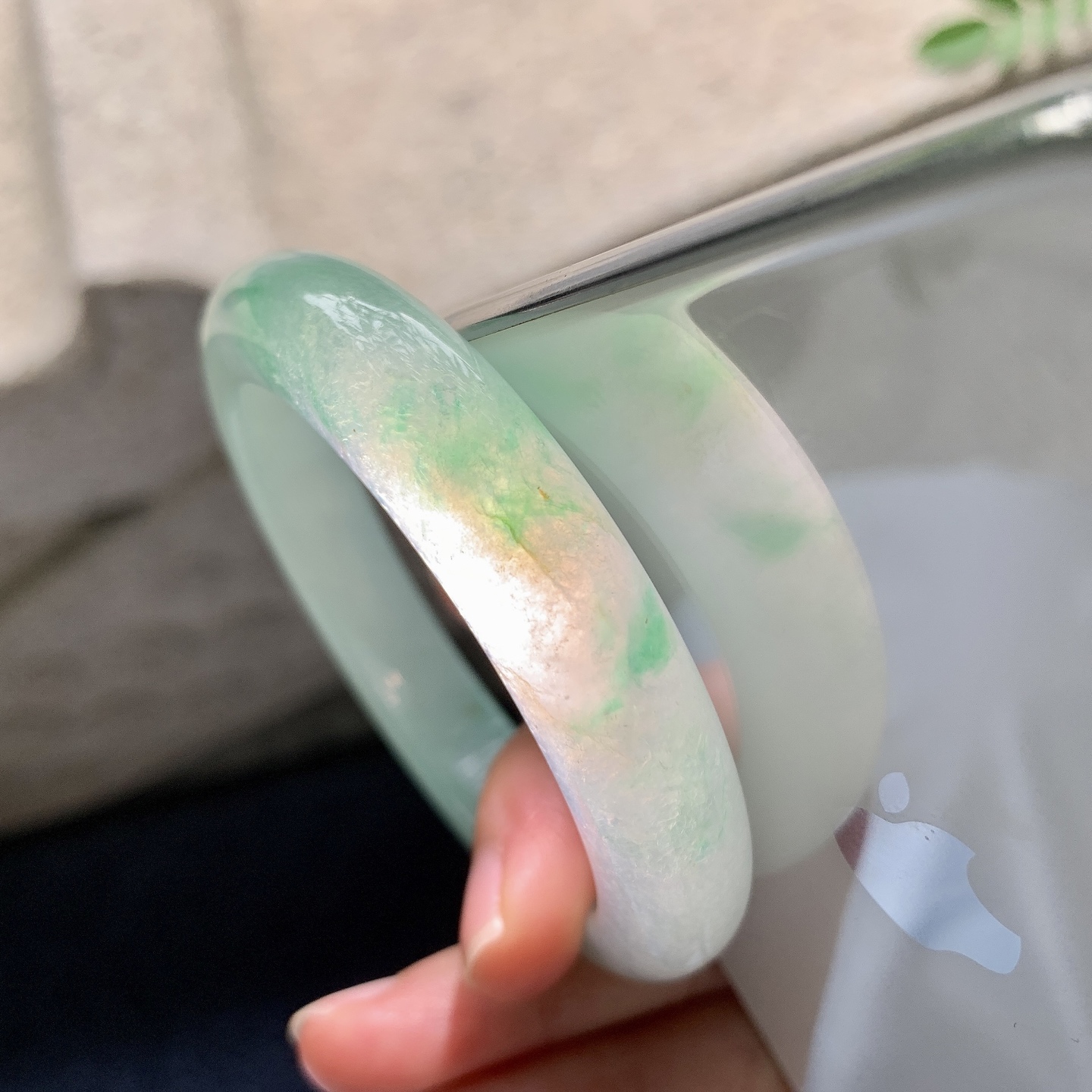 正圈53 54，圈口54.7/11.5/9，编码A7070238，描述冰糯飘阳绿，水润，种老，细腻，打灯有纹线