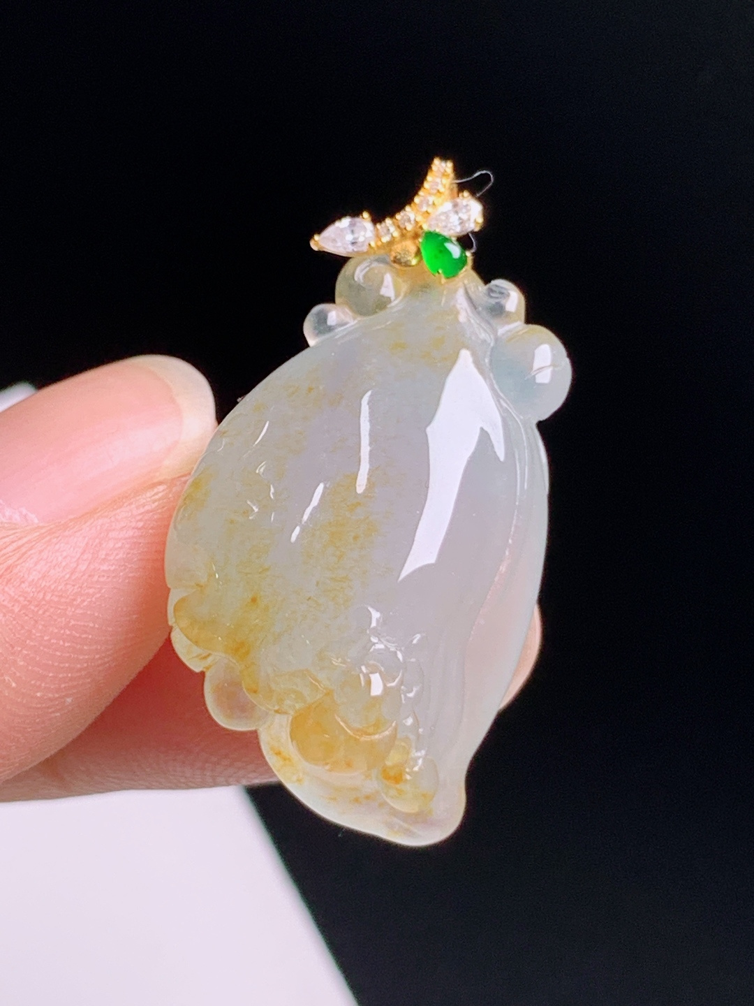 冰黄翡玉兰花吊坠，黄韵柔和雕工细腻，花开富贵温婉雅致
