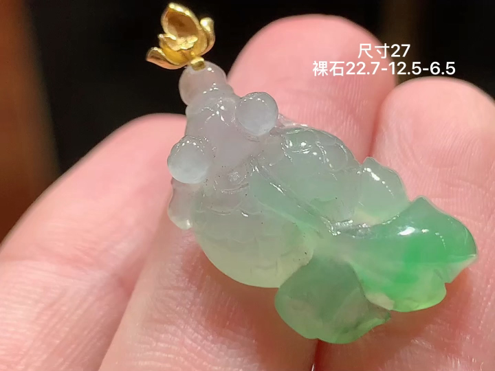 18K 冰飘绿金鱼吊坠 无裂, 尺寸，22.7-12.5-6.5