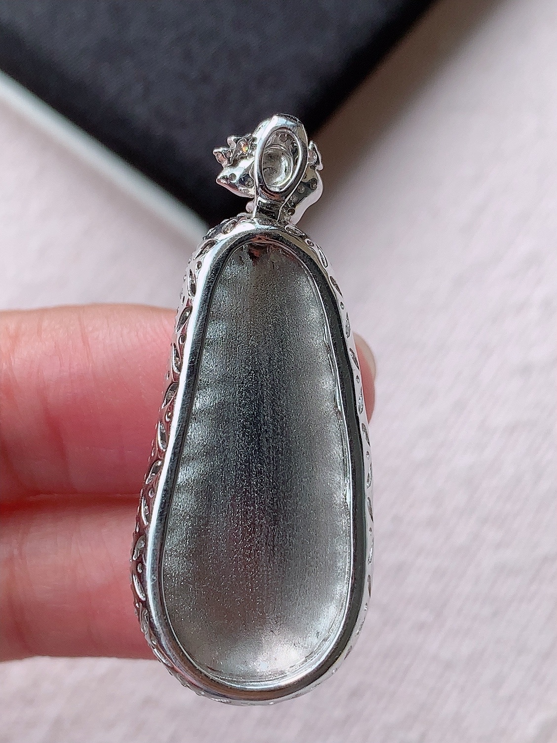 冰阳绿福瓜吊坠 色泽鲜艳 底子细腻水润 佩戴简单大方，30.3-14