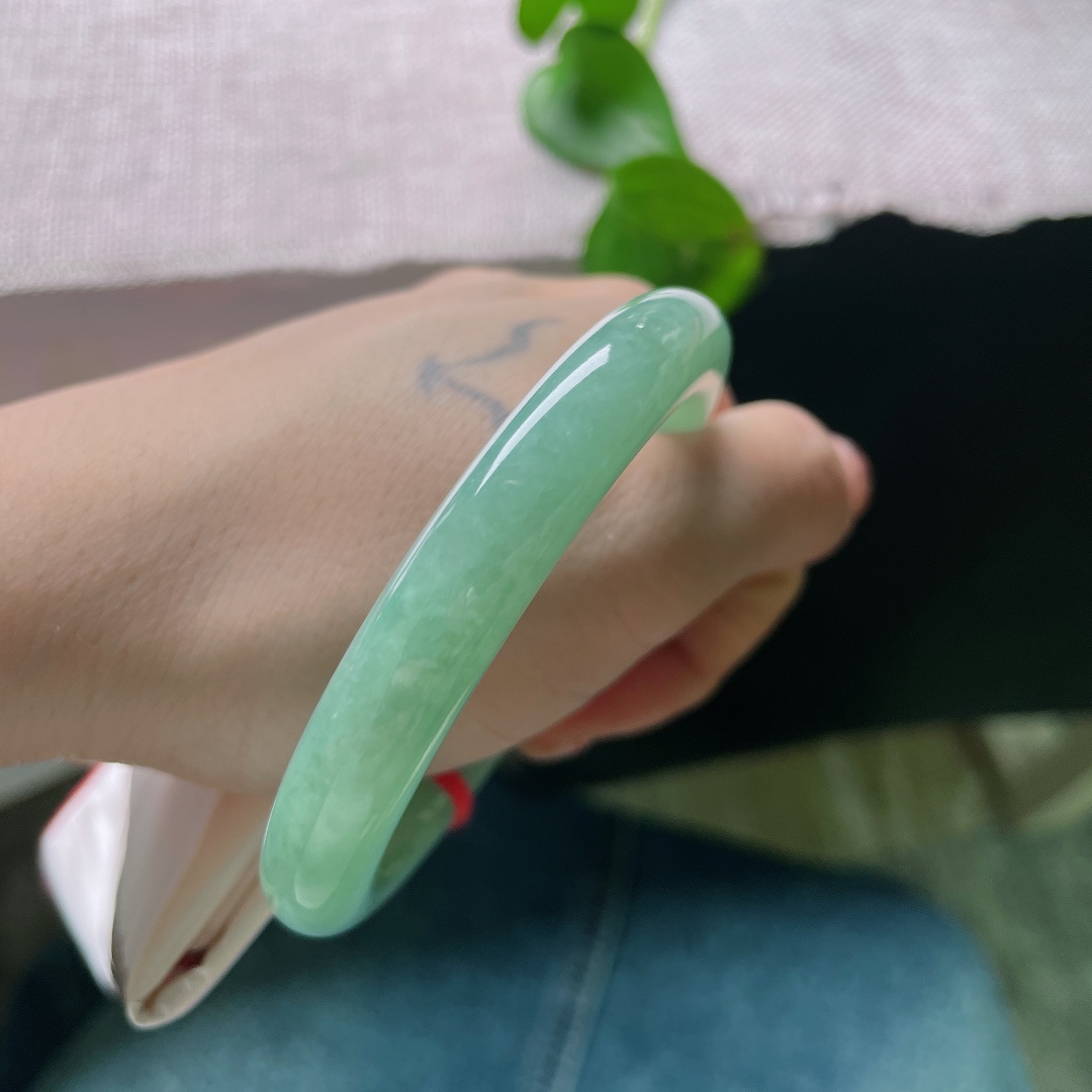 54.1/9.4果绿圆条，冰润细腻，色系甜美，悠悠岁月，贵气，无裂