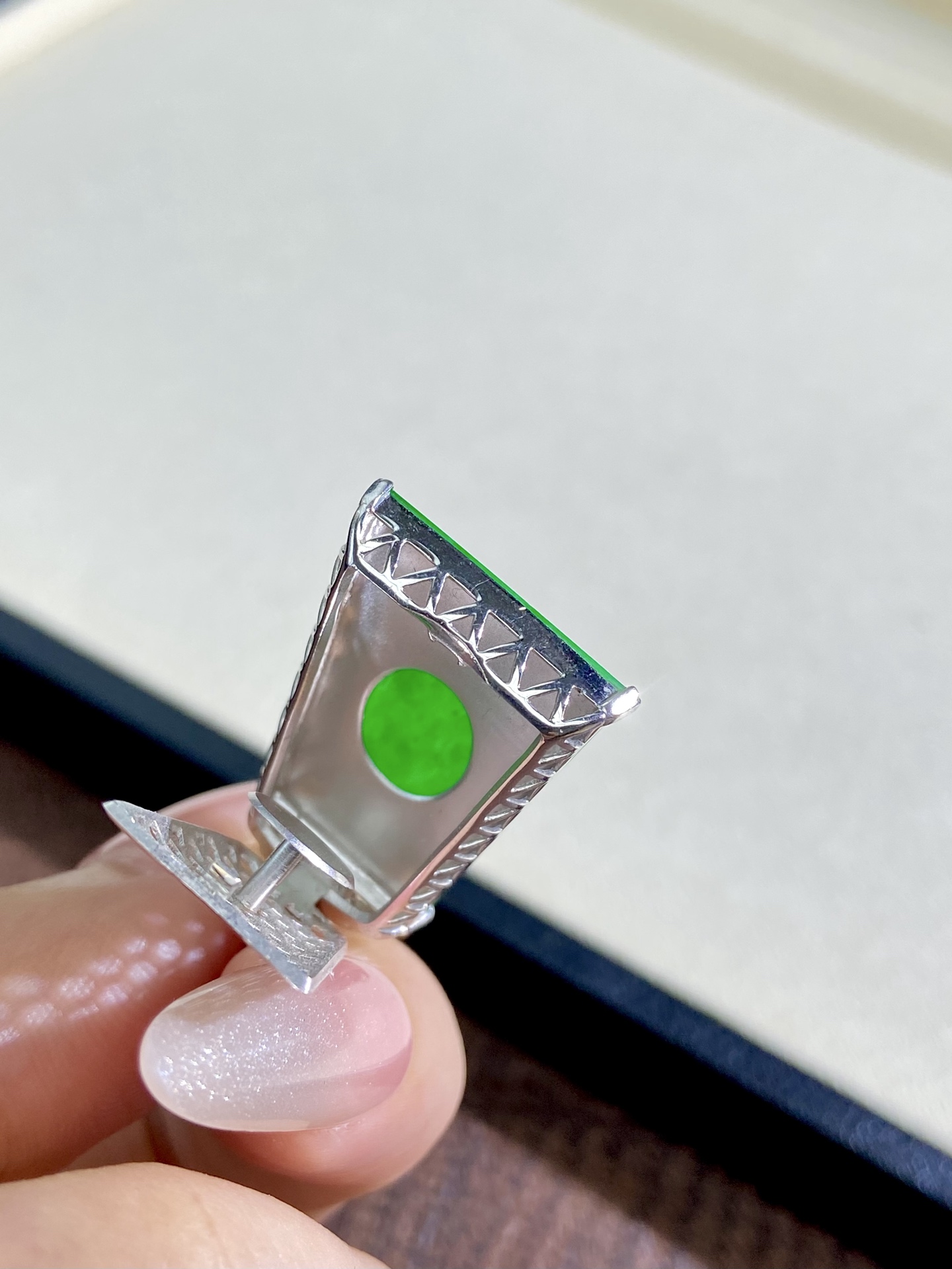 冰种辣绿无事牌吊坠，色浓郁，兼具品质与颜值，越简越，佩戴上身非常显贵气 33.6-19-6.7，裸石 24.4-17.4-1.3mm，无裂