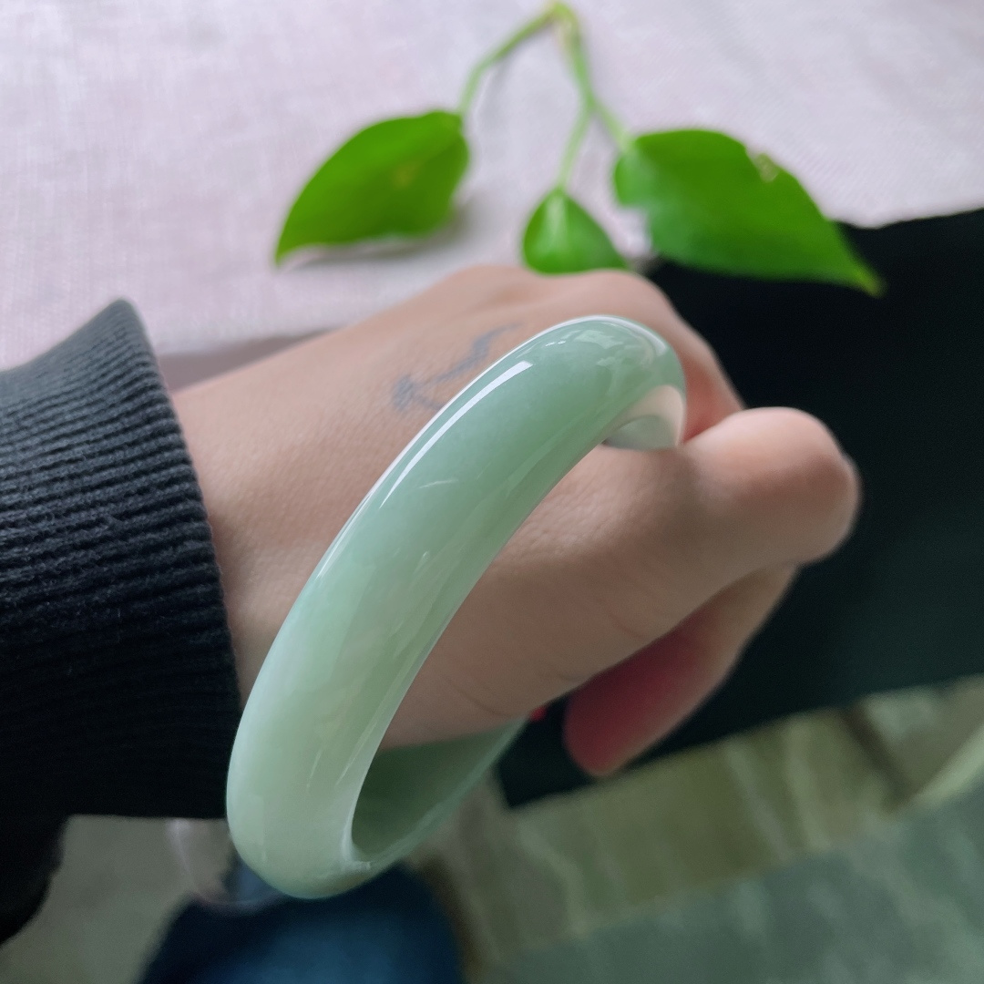 56/12.1/8.2，淡绿底正圈，肉质细腻干净，人间值得，腕间温柔。无裂，ss51829a