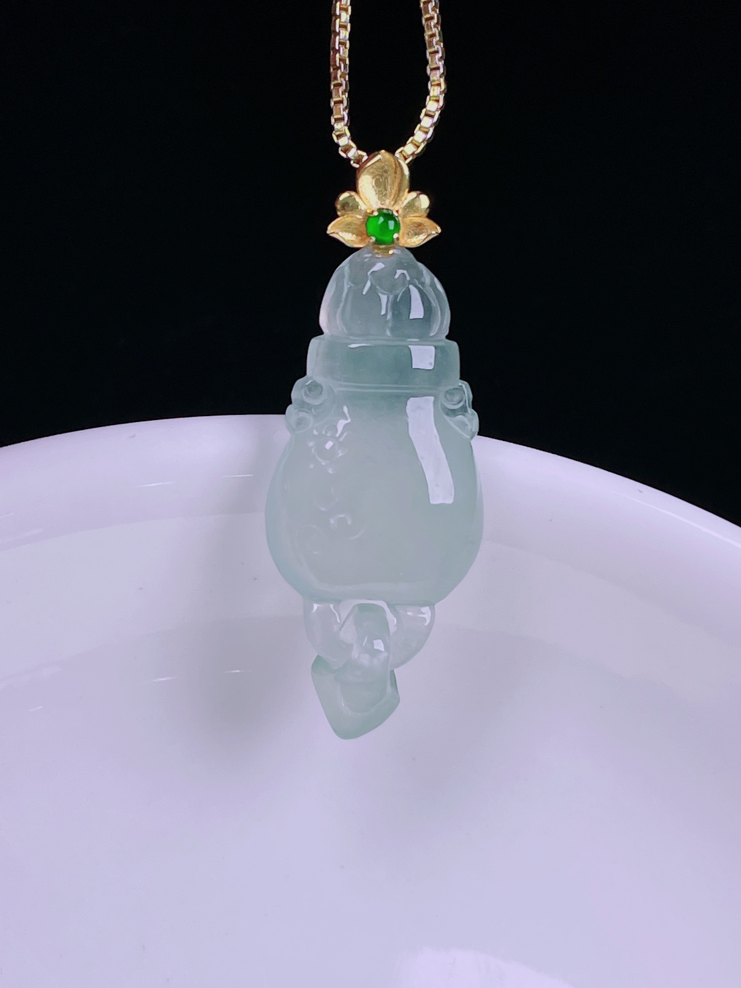 ️白冰玉瓶，老种起光，细底通透，尺寸：32.4裸石28/12/4.9mm0701
