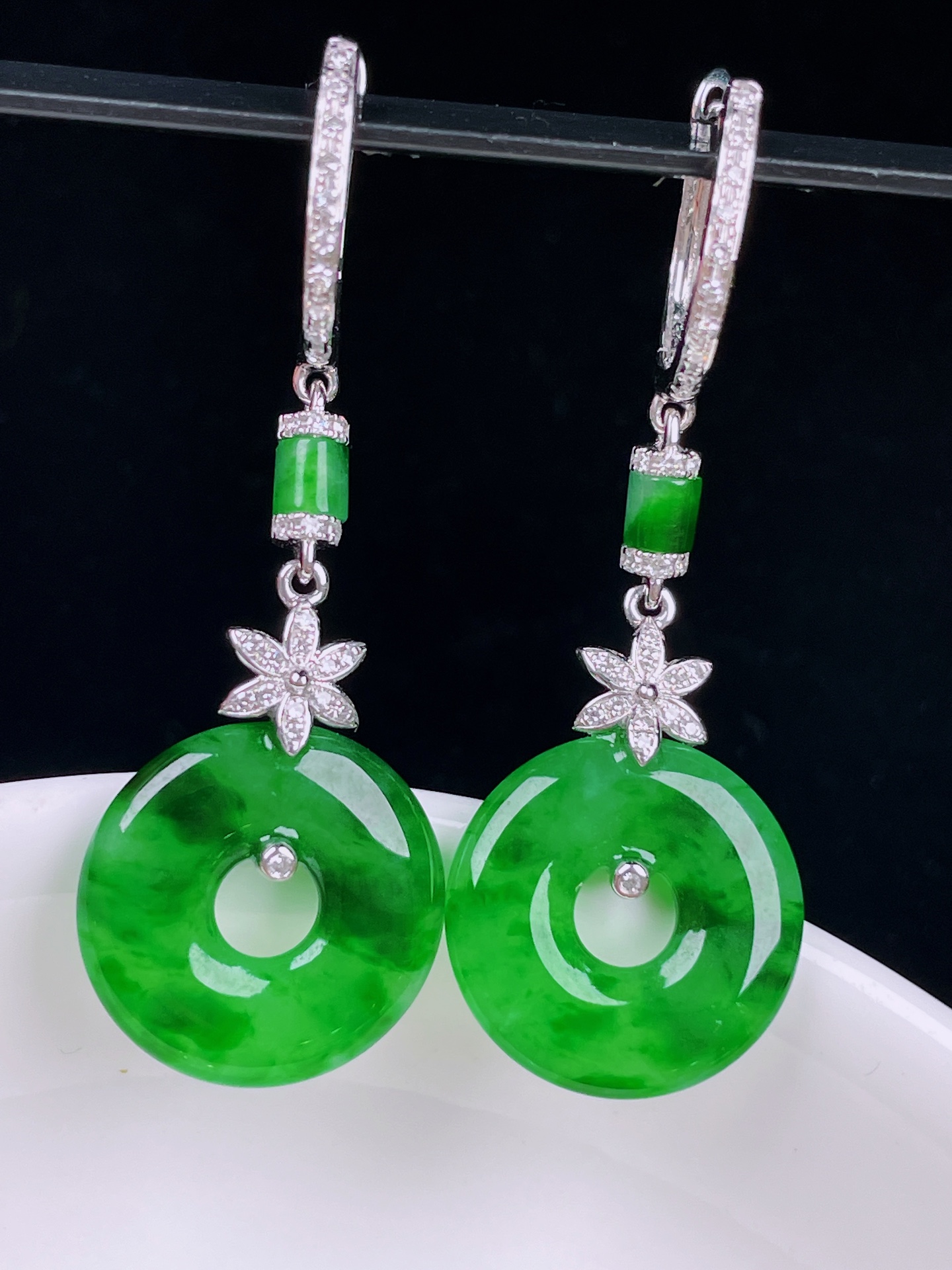 ️辣绿耳坠，老种起光，细底通透，尺寸：30.3裸石13/3.4mm0701