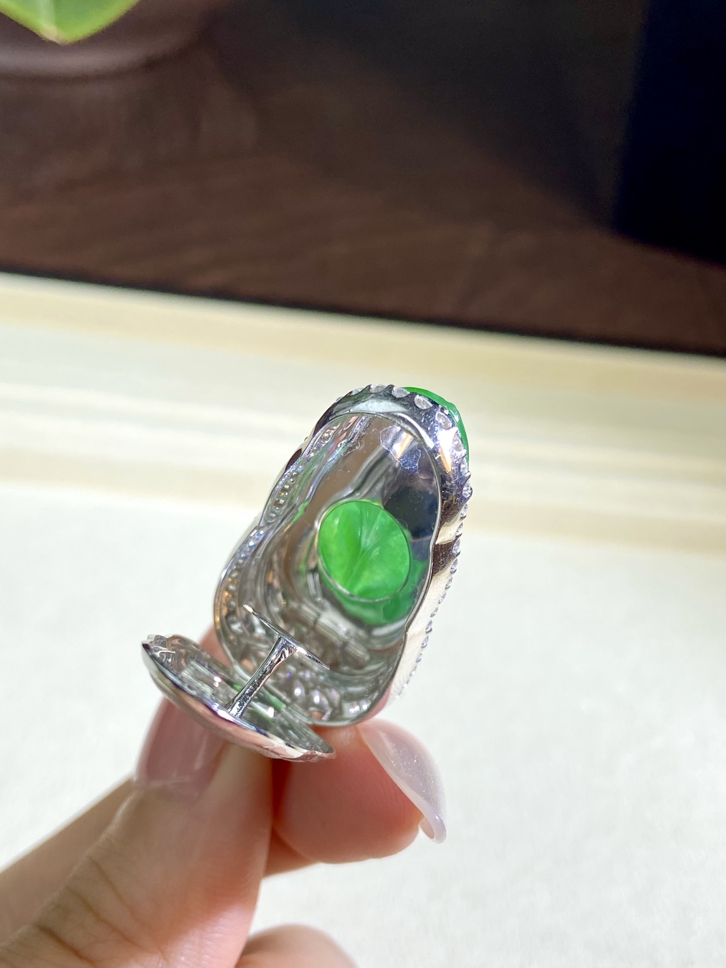高冰种阳绿树叶吊坠，不可低估的美貌，标准的六块腹肌，肉质细腻，大业有成，佩戴上身知性优雅 47.4-19.2-11.8，裸石 32.7-15.4-3.6mm，无裂