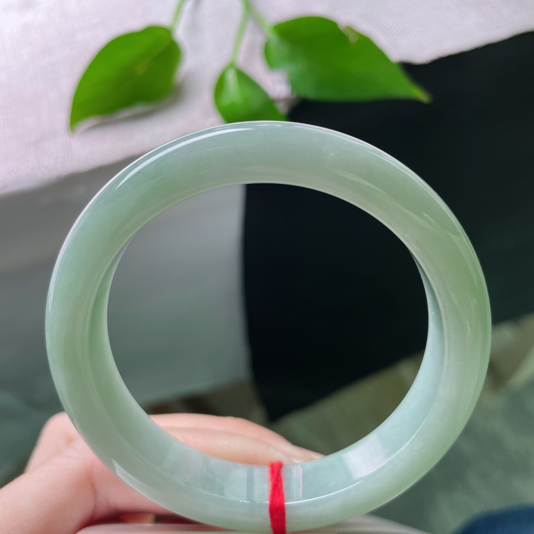 56/12.1/8.2，淡绿底正圈，肉质细腻干净，人间值得，腕间温柔。无裂，ss51829a