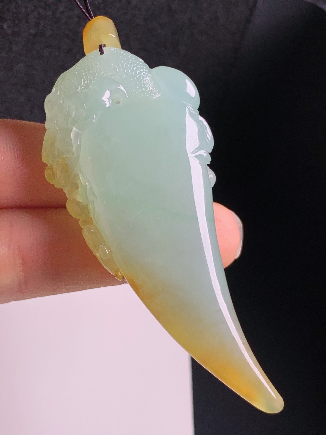 黄翡龙牙瑞兽吊坠，俏色好看，双色分明雕工立体，招财寓意佳 080629