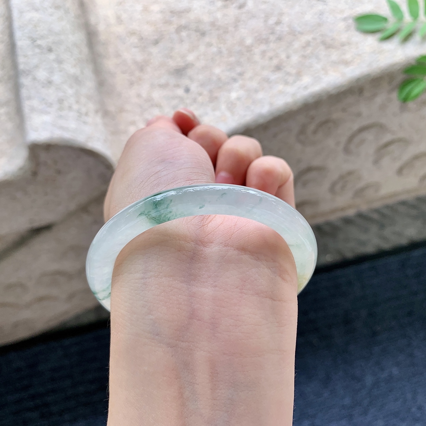 圆条52 53【圈口】53.2/7.5/8【编码】DW070285【描述】冰糯飘黄翡飘花，水润，种老，细腻，打灯有棉线