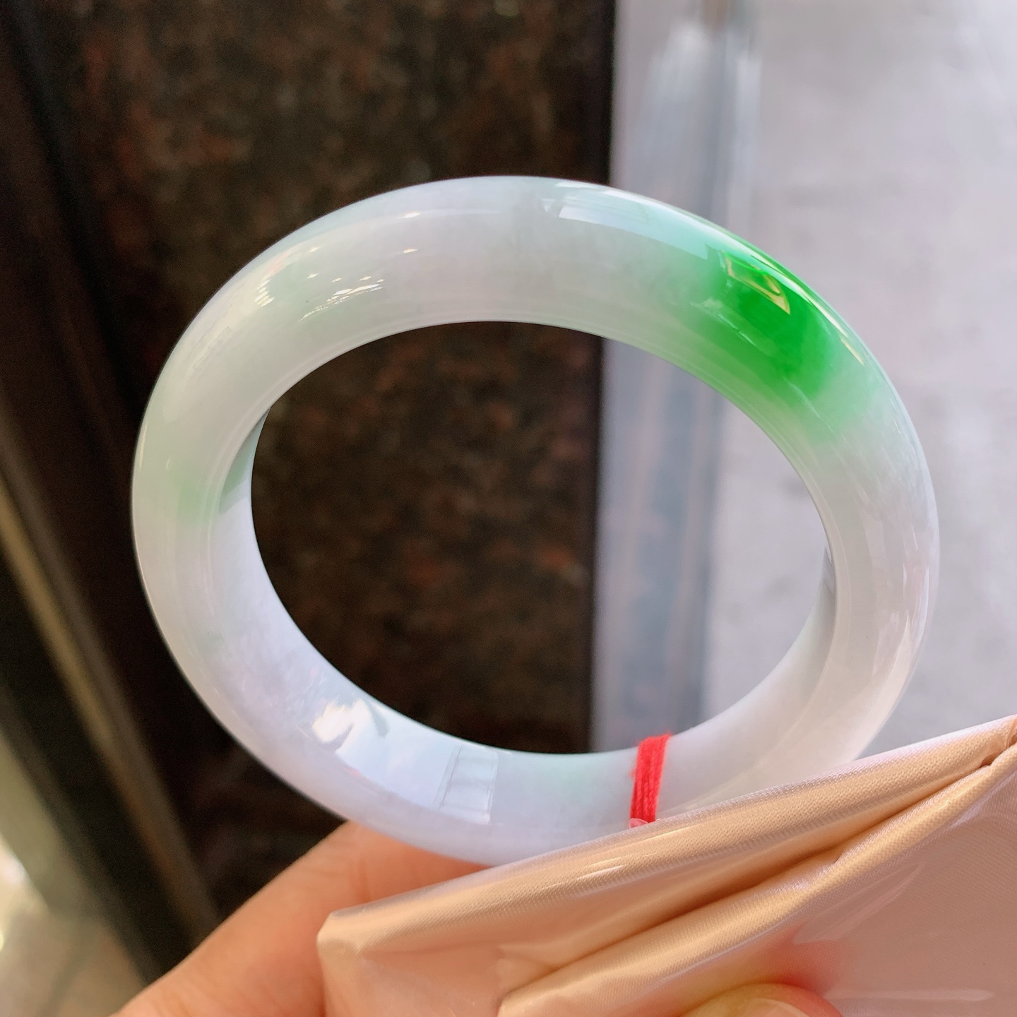 正圈飘绿 无裂 尺寸：56.4/12.6/9.7 清爽