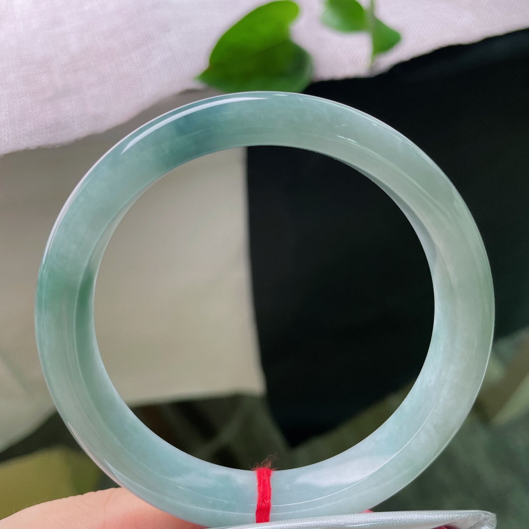 60.3/12.1/8.1，飘花正圈，无裂，凝一汪幽静湖水于镯间，内敛清光藏尽温润风骨，ss5500