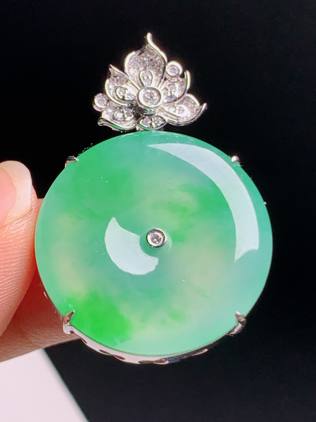 冰飘绿平安扣吊坠，底色清透飘花灵动，莲花镶头温柔雅致 9506