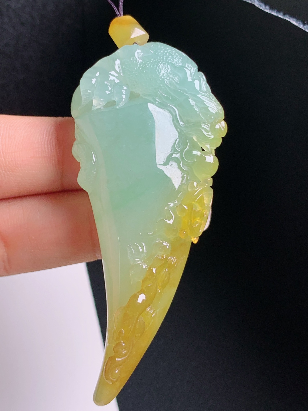 黄翡龙牙瑞兽吊坠，俏色好看，双色分明雕工立体，招财寓意佳 080629