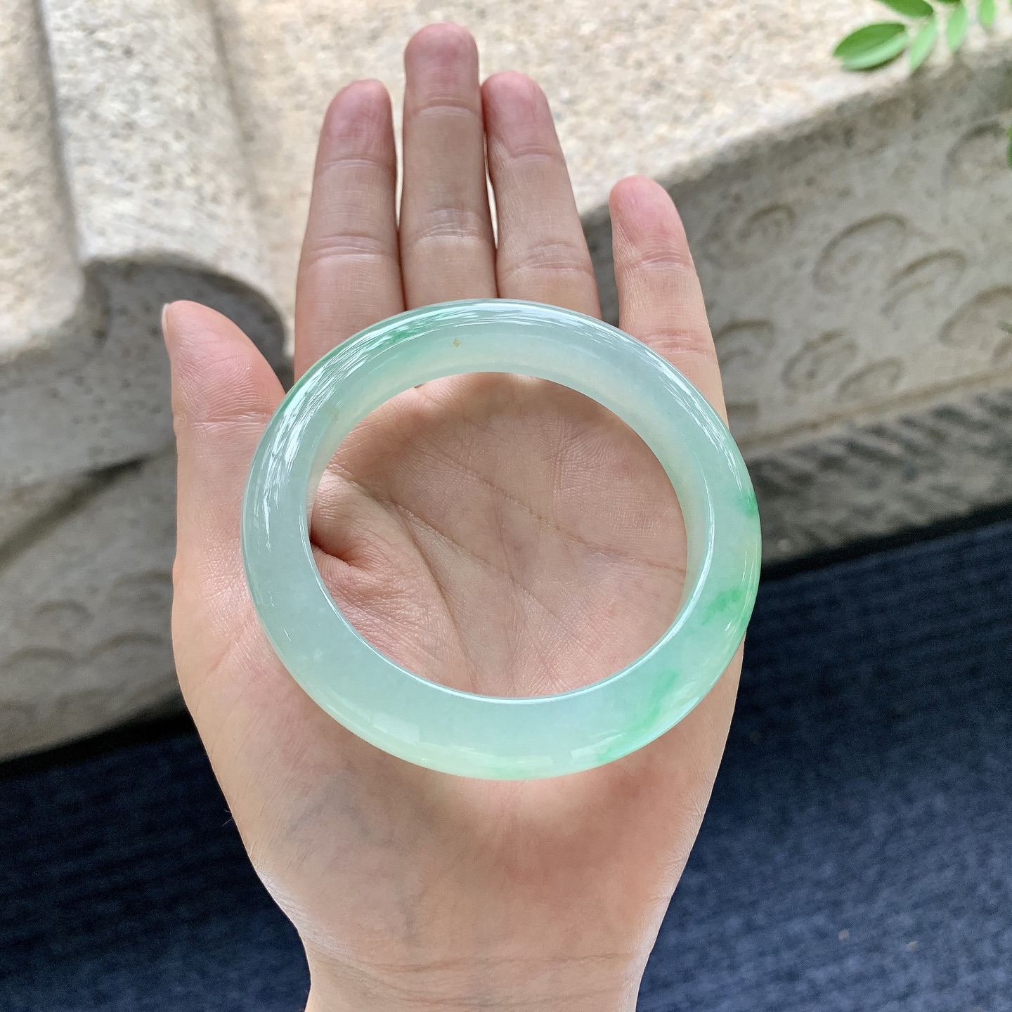 正圈53 54，圈口54.7/11.5/9，编码A7070238，描述冰糯飘阳绿，水润，种老，细腻，打灯有纹线