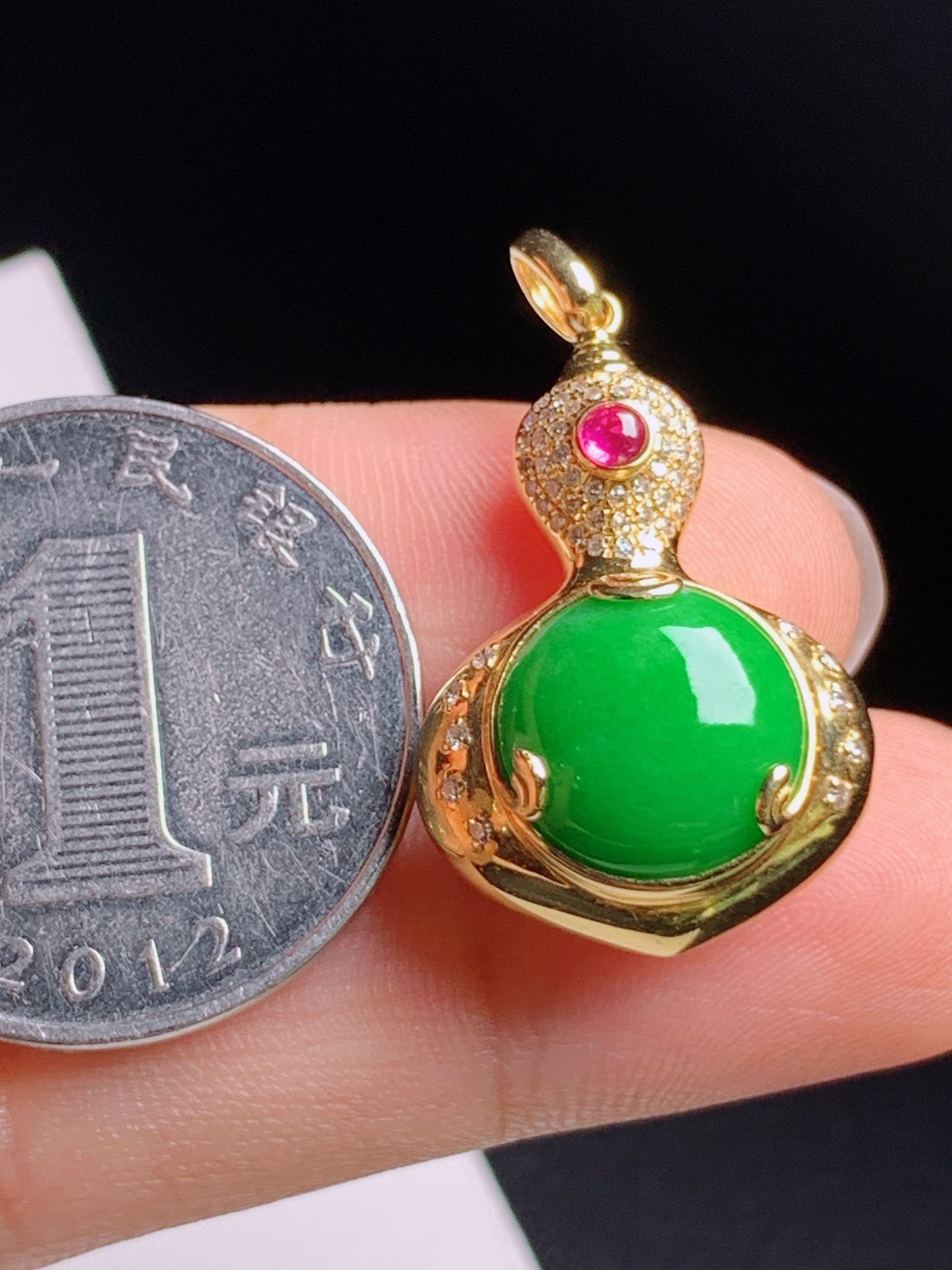 冰阳绿葫芦吊坠，满色浓艳玉质温润，豪镶钻石显贵大气 290629