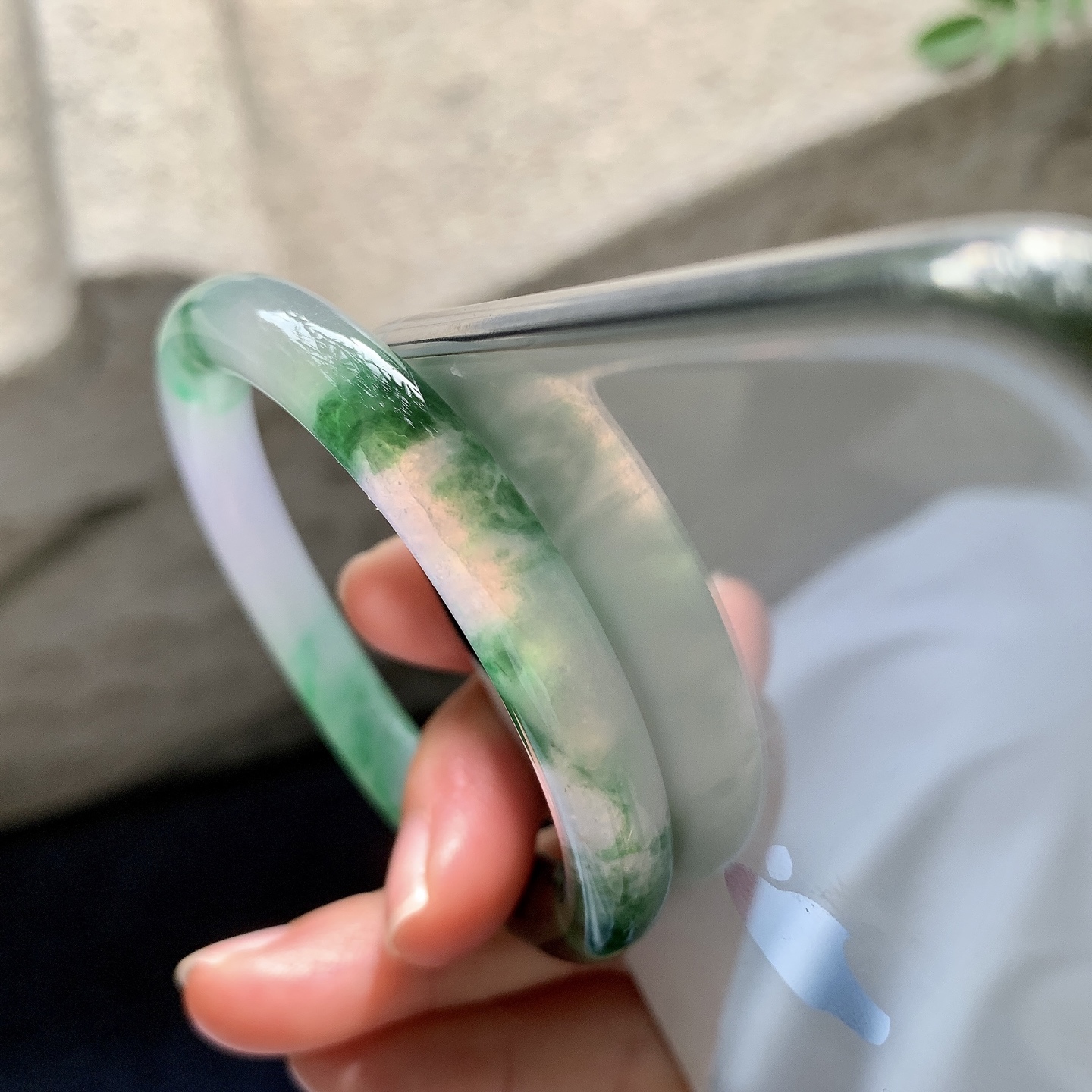 圆条50 51【圈口】51/8/7.6【编码】A7070236【描述】冰糯飘辣绿，水润，种老，细腻，打灯有棉纹