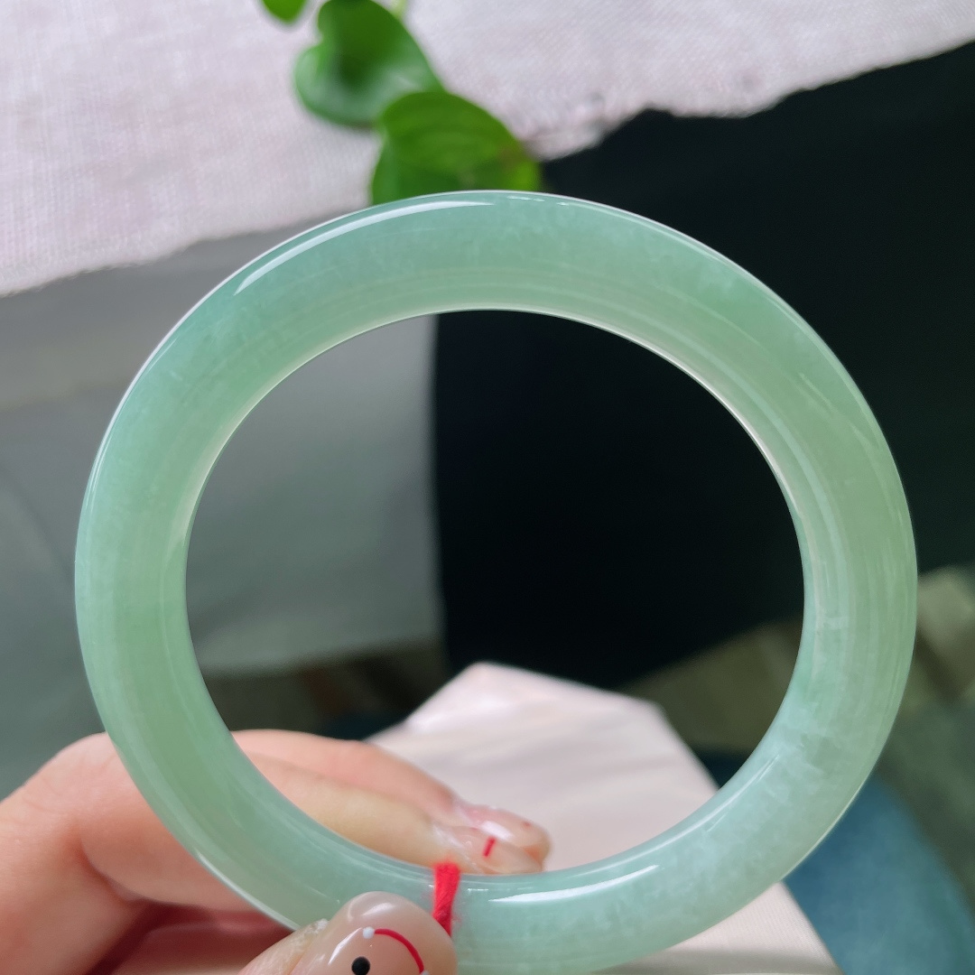 56.5/9.8果绿圆条，色系甜美，水润，清雅苑苑，秀丽倾心，无裂，洒金，Ss55425