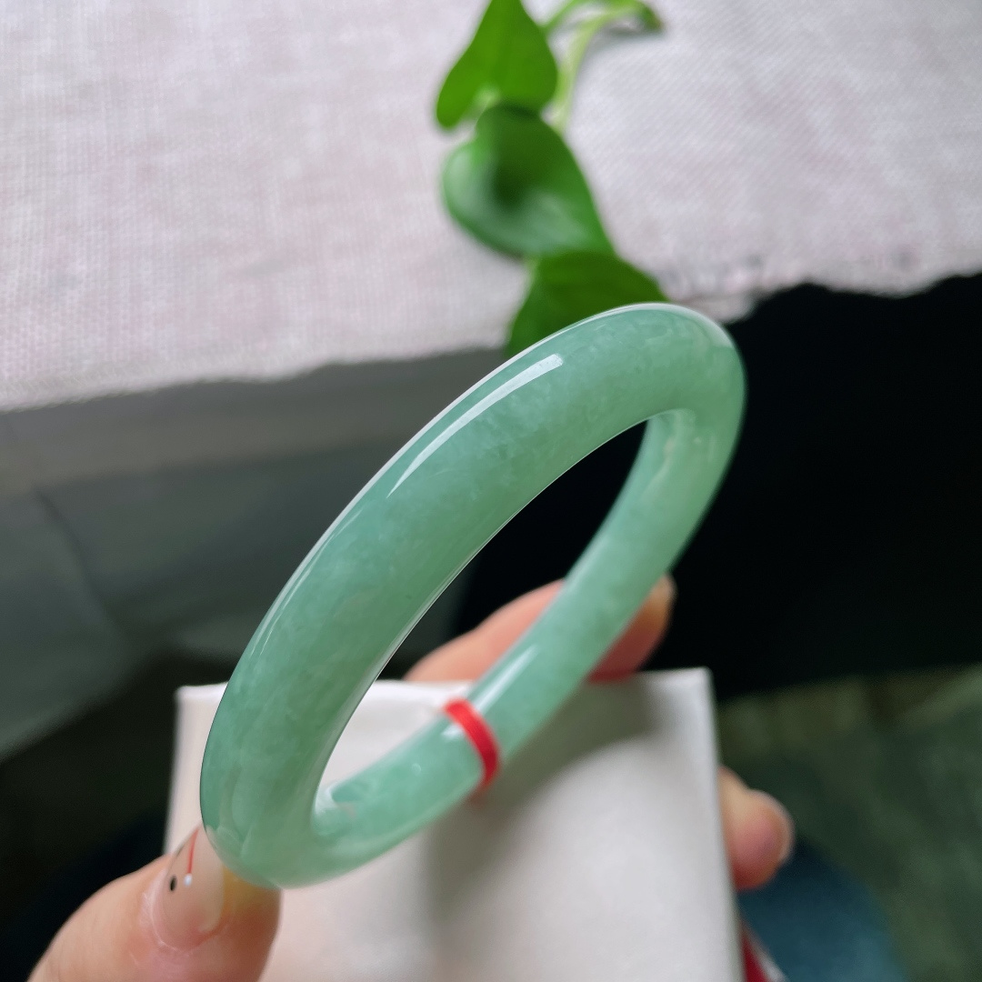 54.1/9.4果绿圆条，冰润细腻，色系甜美，悠悠岁月，贵气，无裂
