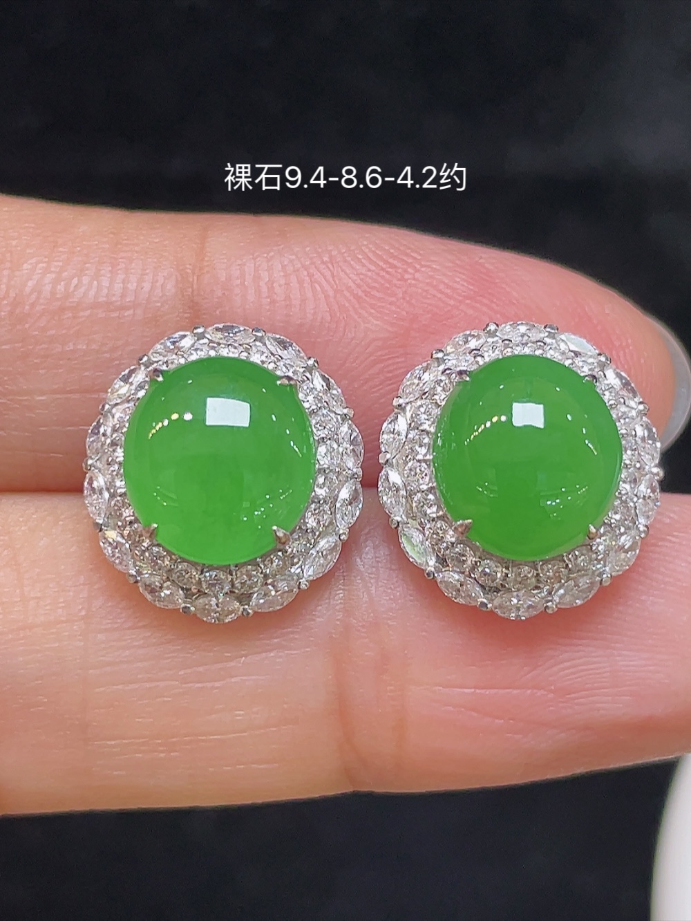 ️【高冰阳绿，耳钉】大件饱满，通透水润，玉质细腻，翠色鲜艳，18k金奢华钻石镶嵌️，9.4-8.
