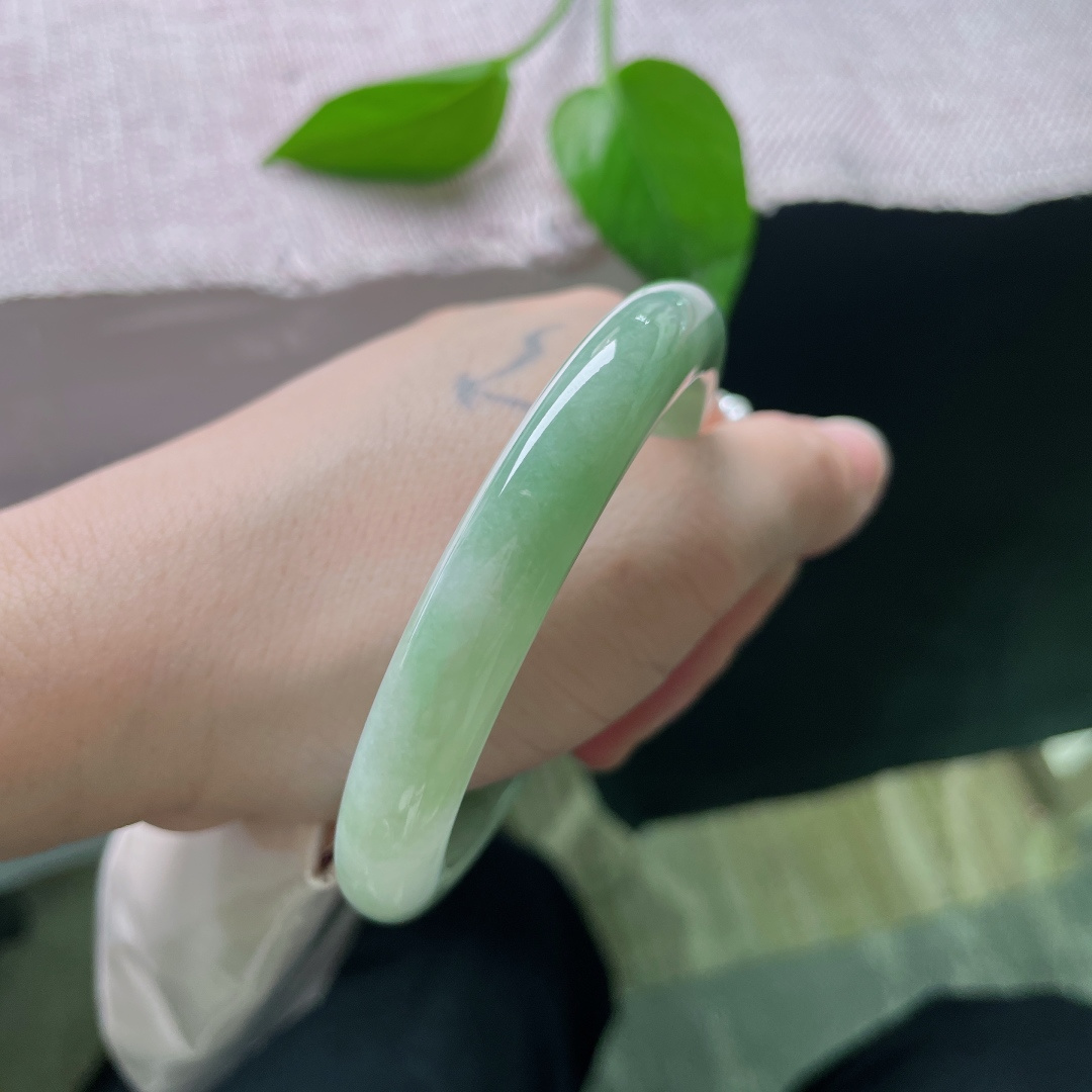 57/9.8/7.9，绿底正圈，水头好，肉质细腻，温润，棉线，无裂，ss55418a