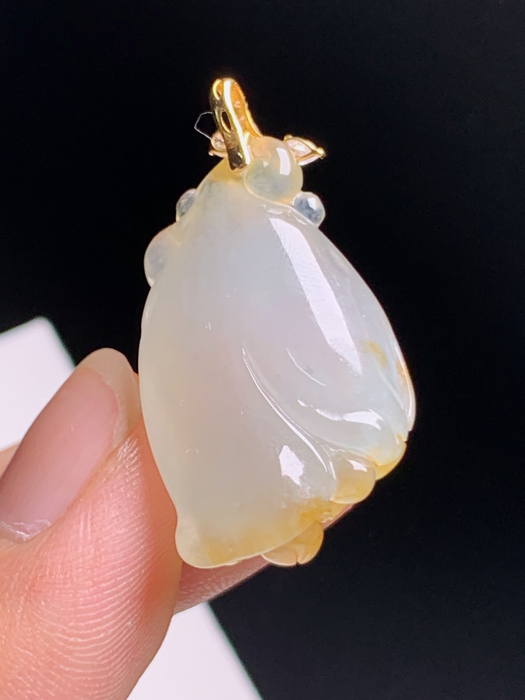 冰黄翡玉兰花吊坠，黄韵柔和雕工细腻，花开富贵温婉雅致