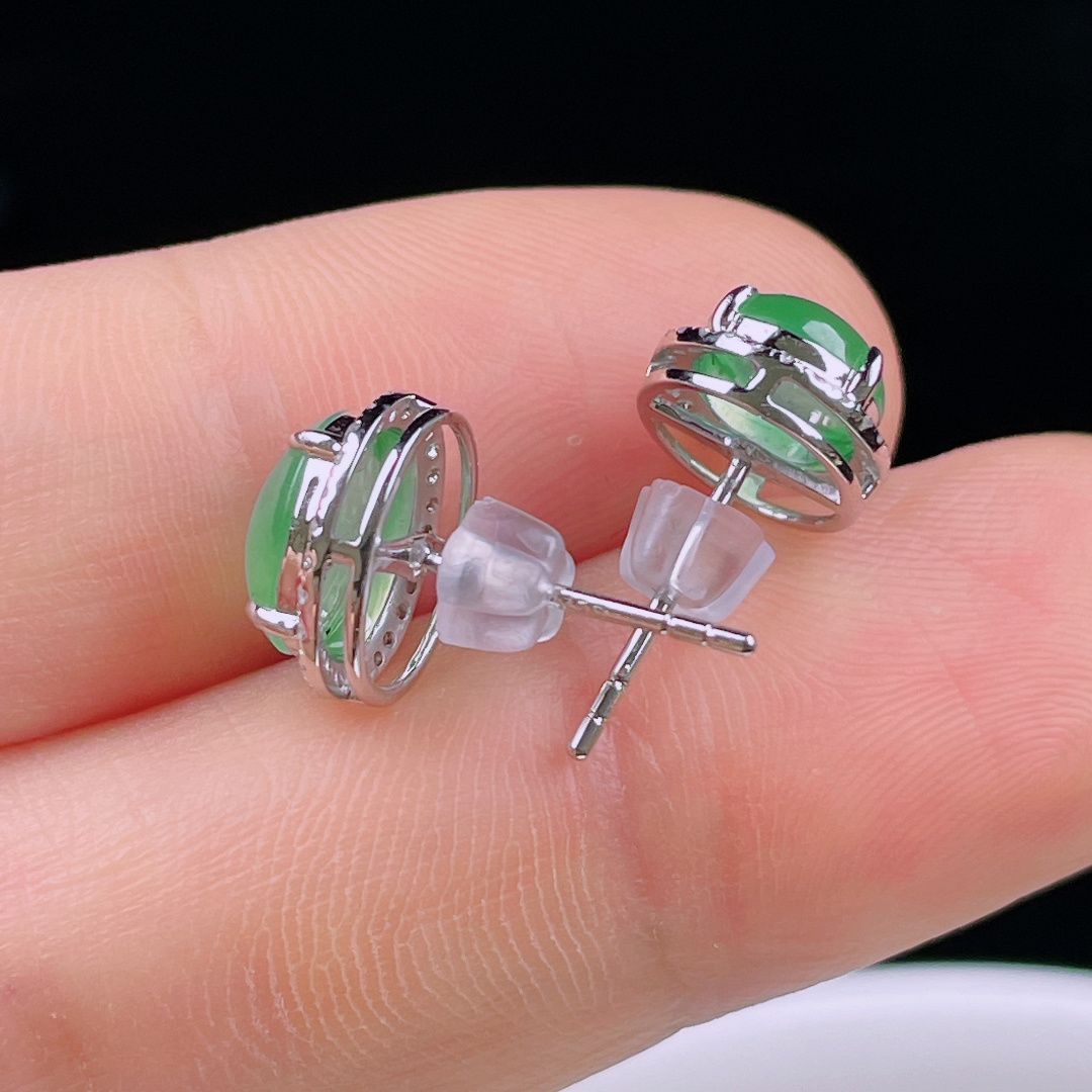 ️冰绿耳钉，老种起光，细底通透，尺寸：裸石8.2/7/3mm0701
