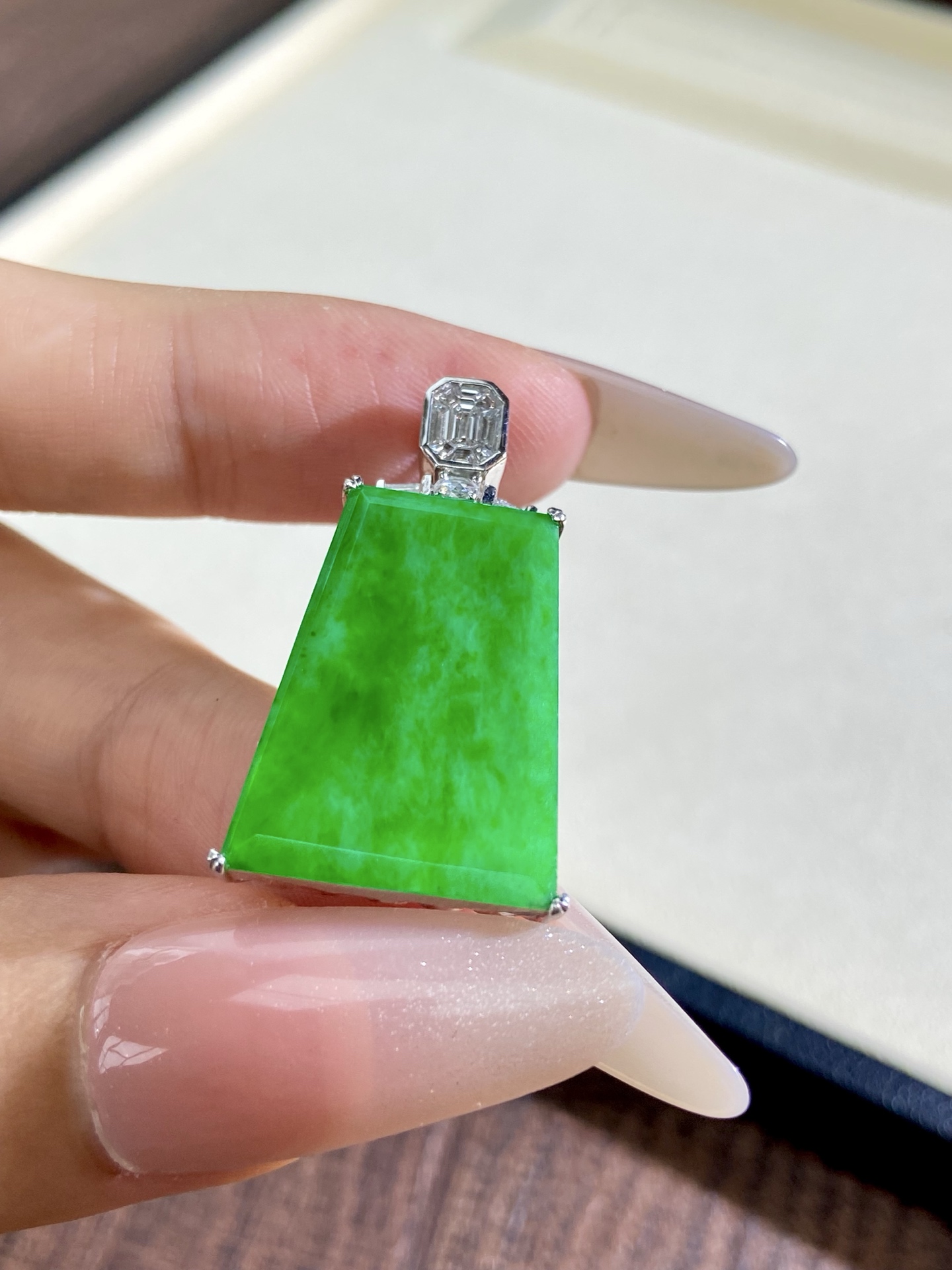 冰种辣绿无事牌吊坠，色浓郁，兼具品质与颜值，越简越，佩戴上身非常显贵气 33.6-19-6.7，裸石 24.4-17.4-1.3mm，无裂