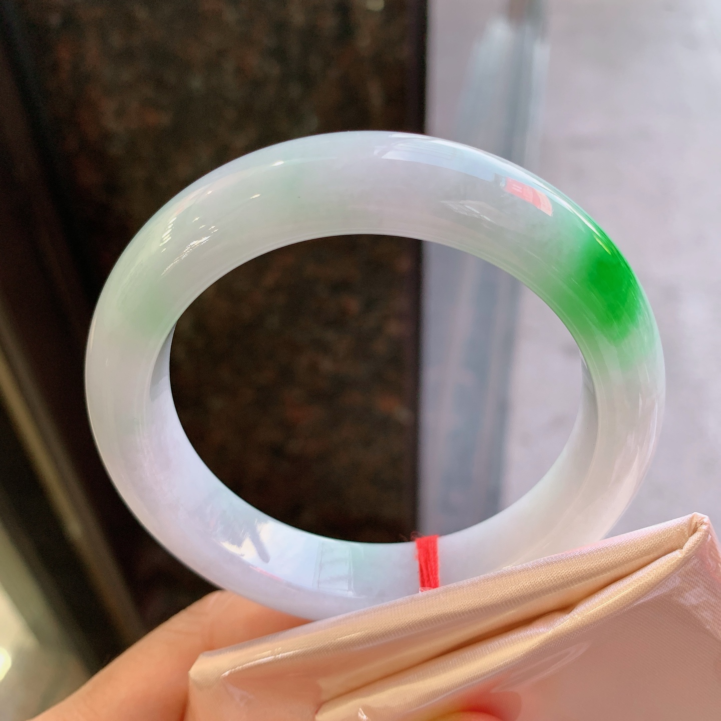 正圈飘绿 无裂 尺寸：56.4/12.6/9.7 清爽